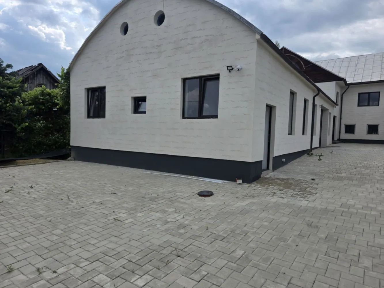 De vanzare hala+teren +2 apartamente la doar 7 km Bistrita - Agentia Direkt Imobiliare ofera spre vanzare un imobil multifunctional , compus din hala depozitare/productie+ 2 apartamente , situat la 7 km de Municipiul Bistrita , in centrul satului Jelna , ideal pentru activitati industriale , depozitare sau alte afaceri. Suprafata hala 400 mp compusa din la parter : -1 spatiu tip open space /hala ,1 birou , 1 camera pentru depozitare , baie , vestiar cu dus ,poarta electrica pentru acces auto daca este cazul , 300 mp curte pavata , imprejmuita cu gard si securizata ; dispune de curent trifazic, apa si canalizare . la etaj – 2 apartamente complet mobilate si utilate , fiecare in suprafata de 50 mp .Fiecare apartament dipsune de baie proprie . Accesul in apartamentele de la etaj se face separat . Oportunitate excelenta pentru investitii ! }}