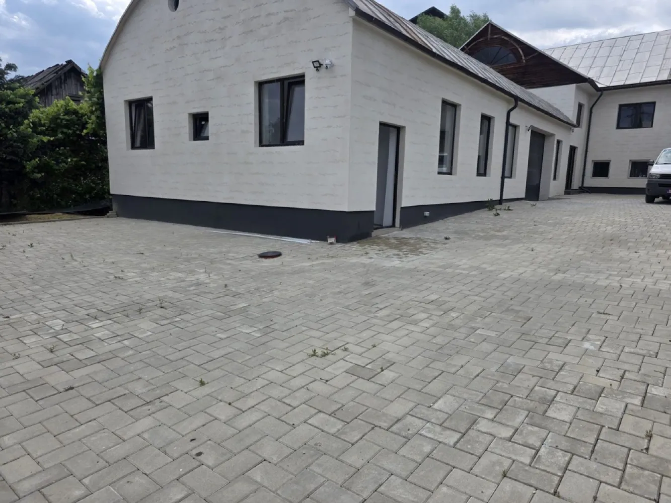 De vanzare hala+teren +2 apartamente la doar 7 km Bistrita - Agentia Direkt Imobiliare ofera spre vanzare un imobil multifunctional , compus din hala depozitare/productie+ 2 apartamente , situat la 7 km de Municipiul Bistrita , in centrul satului Jelna , ideal pentru activitati industriale , depozitare sau alte afaceri. Suprafata hala 400 mp compusa din la parter : -1 spatiu tip open space /hala ,1 birou , 1 camera pentru depozitare , baie , vestiar cu dus ,poarta electrica pentru acces auto daca este cazul , 300 mp curte pavata , imprejmuita cu gard si securizata ; dispune de curent trifazic, apa si canalizare . la etaj – 2 apartamente complet mobilate si utilate , fiecare in suprafata de 50 mp .Fiecare apartament dipsune de baie proprie . Accesul in apartamentele de la etaj se face separat . Oportunitate excelenta pentru investitii ! }}