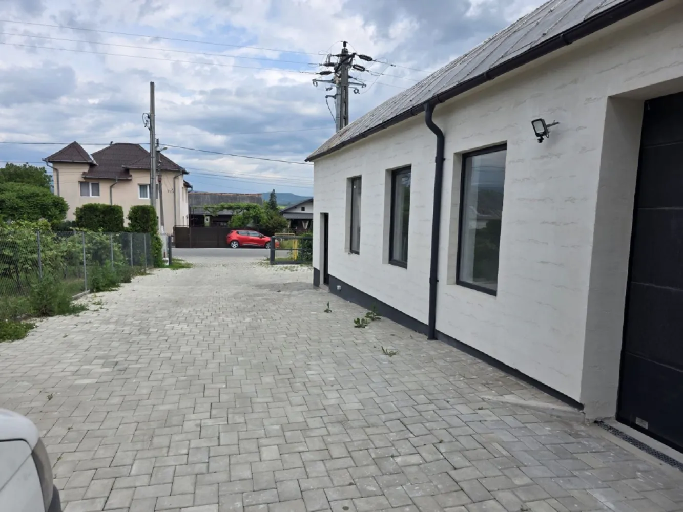 De vanzare hala+teren +2 apartamente la doar 7 km Bistrita - Agentia Direkt Imobiliare ofera spre vanzare un imobil multifunctional , compus din hala depozitare/productie+ 2 apartamente , situat la 7 km de Municipiul Bistrita , in centrul satului Jelna , ideal pentru activitati industriale , depozitare sau alte afaceri. Suprafata hala 400 mp compusa din la parter : -1 spatiu tip open space /hala ,1 birou , 1 camera pentru depozitare , baie , vestiar cu dus ,poarta electrica pentru acces auto daca este cazul , 300 mp curte pavata , imprejmuita cu gard si securizata ; dispune de curent trifazic, apa si canalizare . la etaj – 2 apartamente complet mobilate si utilate , fiecare in suprafata de 50 mp .Fiecare apartament dipsune de baie proprie . Accesul in apartamentele de la etaj se face separat . Oportunitate excelenta pentru investitii ! }}