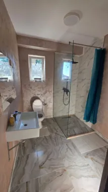 De vanzare hala+teren +2 apartamente la doar 7 km Bistrita