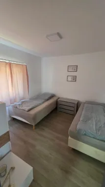 De vanzare hala+teren +2 apartamente la doar 7 km Bistrita