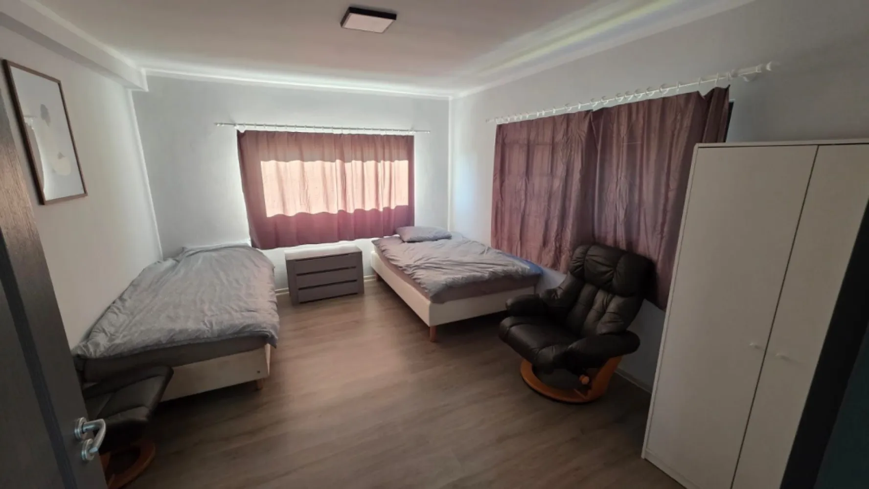 Inchiriere 2 apartamente situate in Sat Jelna ! - Propunem spre inchiriere 2 apartamente situate in sat Jelna la 7 km de municipiul Bistrita , fiecare cu cate 2 dormitoare , capacitate de cazare totala 8 persoane , paturi individuale ,bucatarie , baie , loc de parcare in curtea privata . Ideal cazare echipe muncitori ! }}