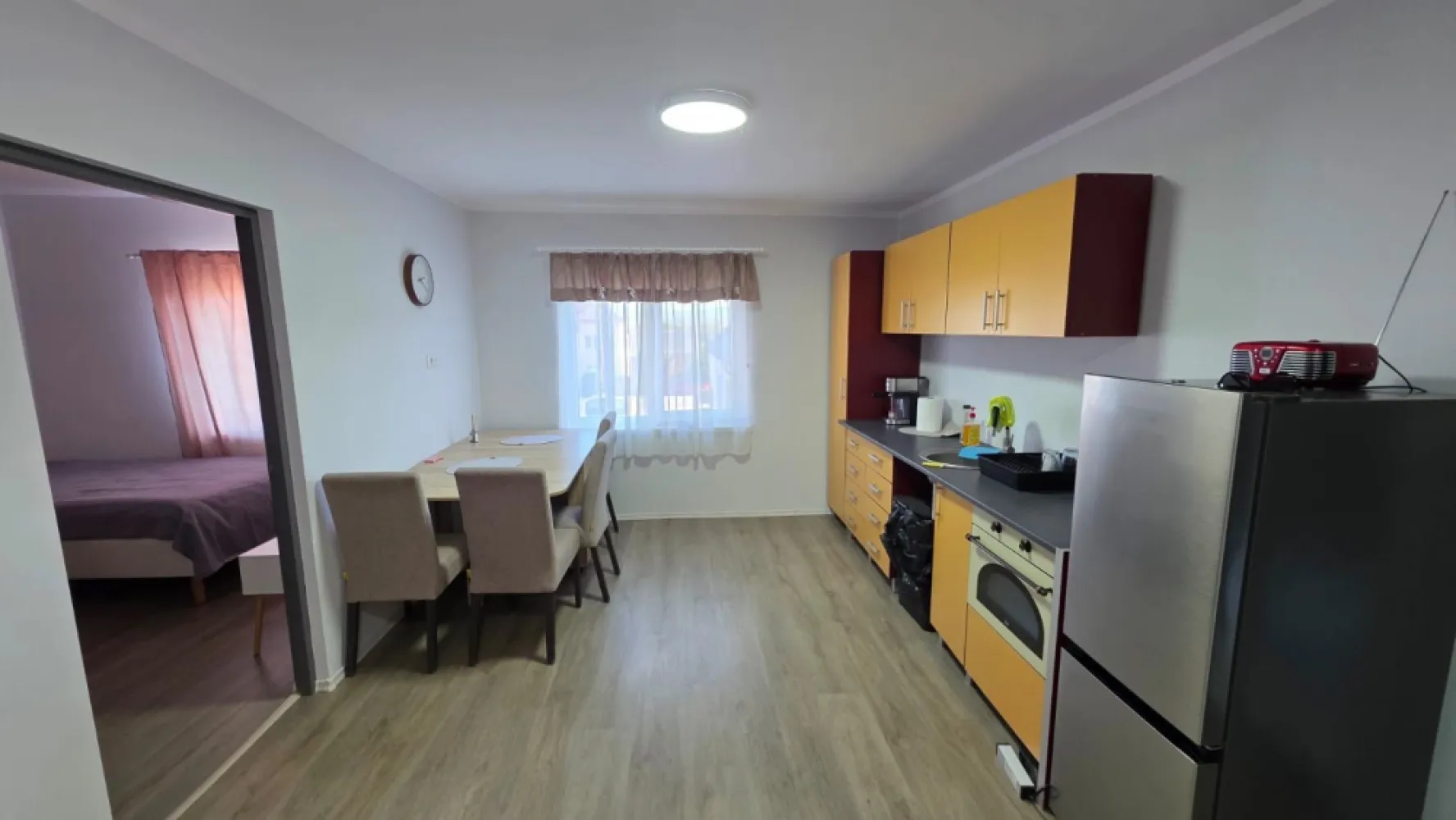 Inchiriere 2 apartamente situate in Sat Jelna ! - Propunem spre inchiriere 2 apartamente situate in sat Jelna la 7 km de municipiul Bistrita , fiecare cu cate 2 dormitoare , capacitate de cazare totala 8 persoane , paturi individuale ,bucatarie , baie , loc de parcare in curtea privata . Ideal cazare echipe muncitori ! }}