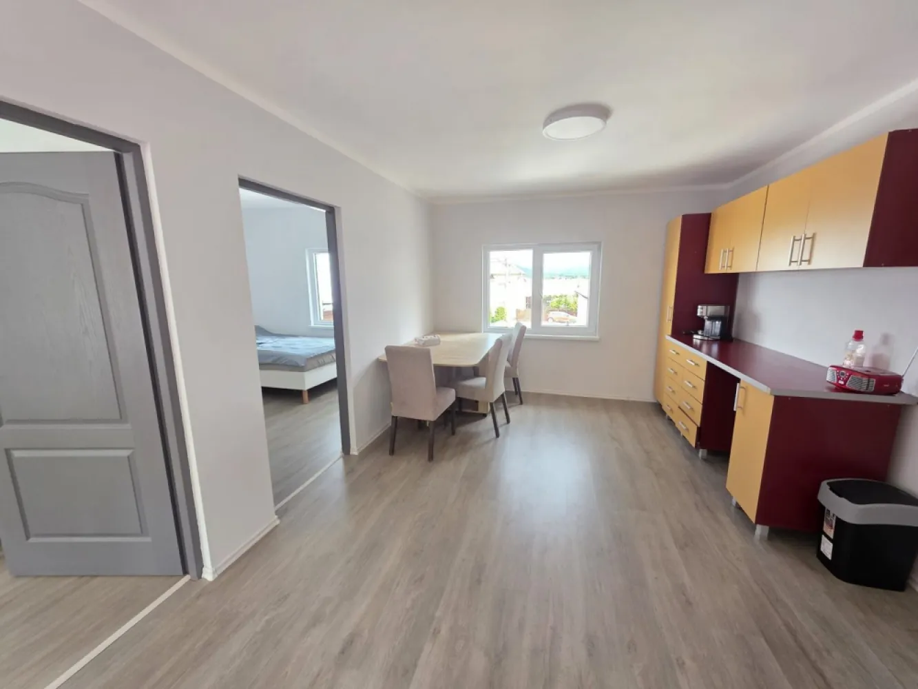 Inchiriere 2 apartamente situate in Sat Jelna ! - Propunem spre inchiriere 2 apartamente situate in sat Jelna la 7 km de municipiul Bistrita , fiecare cu cate 2 dormitoare , capacitate de cazare totala 8 persoane , paturi individuale ,bucatarie , baie , loc de parcare in curtea privata . Ideal cazare echipe muncitori ! }}