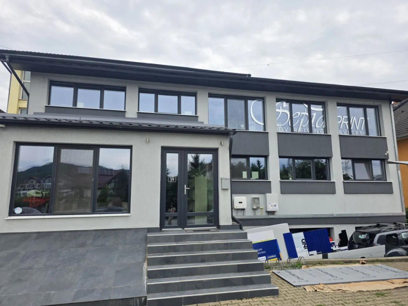 Cladire birouri , Drumul Cetatii , Bistrita , 300 mp ! - Oferim spre vanzare cladire moderna de birouri situata intr -o zona accesibila , pe Drumul Cetatii din Bistrita . Suprafata totala a imobilului este de 300 mp , compartimentata pe 3 nivele : Demisol- ideal pentru arhivare , depozitare , spatiu tehnic , garaj , etc Parter- zona de receptie , chicineta , 2 spatii birouri separate , baie . Etaj – open space , baie , zona administrativ – Pardosea: gresie si parchet -Geamuri cu 3 sticle , de tip 4 S . -centrala pe gaz -alarma -supraveghere video -usi de sticla -acces demisol atat pe interior cat si pe exterior -usa garaj automata -pod pentru depozitare Teren aferent – 200 mp Parcare pavata pentru aproximativ 6 masini Spatiu ideal pentru firma de consultanta , IT, contabilitate , cabinet medical ,magazin , sau alte activitati de birou . }}