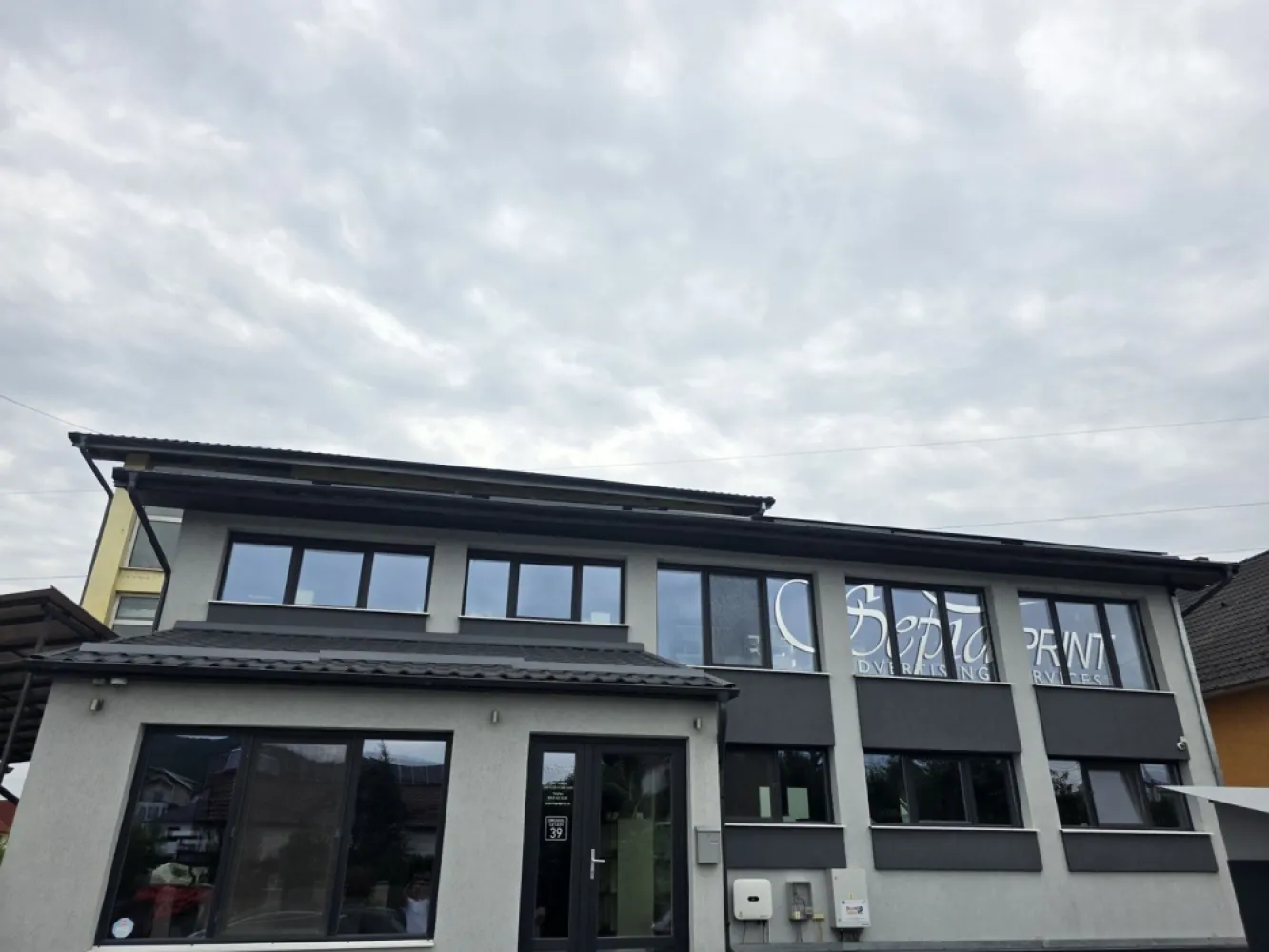 Cladire birouri , Drumul Cetatii , Bistrita , 300 mp ! - Oferim spre vanzare cladire moderna de birouri situata intr -o zona accesibila , pe Drumul Cetatii din Bistrita . Suprafata totala a imobilului este de 300 mp , compartimentata pe 3 nivele : Demisol- ideal pentru arhivare , depozitare , spatiu tehnic , garaj , etc Parter- zona de receptie , chicineta , 2 spatii birouri separate , baie . Etaj – open space , baie , zona administrativ – Pardosea: gresie si parchet -Geamuri cu 3 sticle , de tip 4 S . -centrala pe gaz -alarma -supraveghere video -usi de sticla -acces demisol atat pe interior cat si pe exterior -usa garaj automata -pod pentru depozitare Teren aferent – 200 mp Parcare pavata pentru aproximativ 6 masini Spatiu ideal pentru firma de consultanta , IT, contabilitate , cabinet medical ,magazin , sau alte activitati de birou . }}