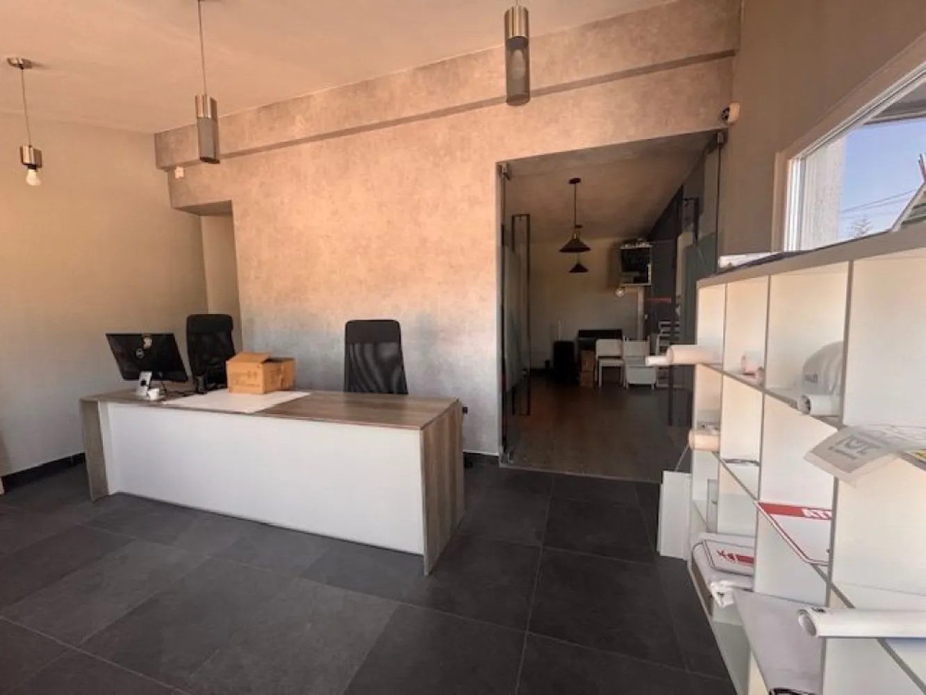 Cladire birouri , Drumul Cetatii , Bistrita , 300 mp ! - Oferim spre vanzare cladire moderna de birouri situata intr -o zona accesibila , pe Drumul Cetatii din Bistrita . Suprafata totala a imobilului este de 300 mp , compartimentata pe 3 nivele : Demisol- ideal pentru arhivare , depozitare , spatiu tehnic , garaj , etc Parter- zona de receptie , chicineta , 2 spatii birouri separate , baie . Etaj – open space , baie , zona administrativ – Pardosea: gresie si parchet -Geamuri cu 3 sticle , de tip 4 S . -centrala pe gaz -alarma -supraveghere video -usi de sticla -acces demisol atat pe interior cat si pe exterior -usa garaj automata -pod pentru depozitare Teren aferent – 200 mp Parcare pavata pentru aproximativ 6 masini Spatiu ideal pentru firma de consultanta , IT, contabilitate , cabinet medical ,magazin , sau alte activitati de birou . }}