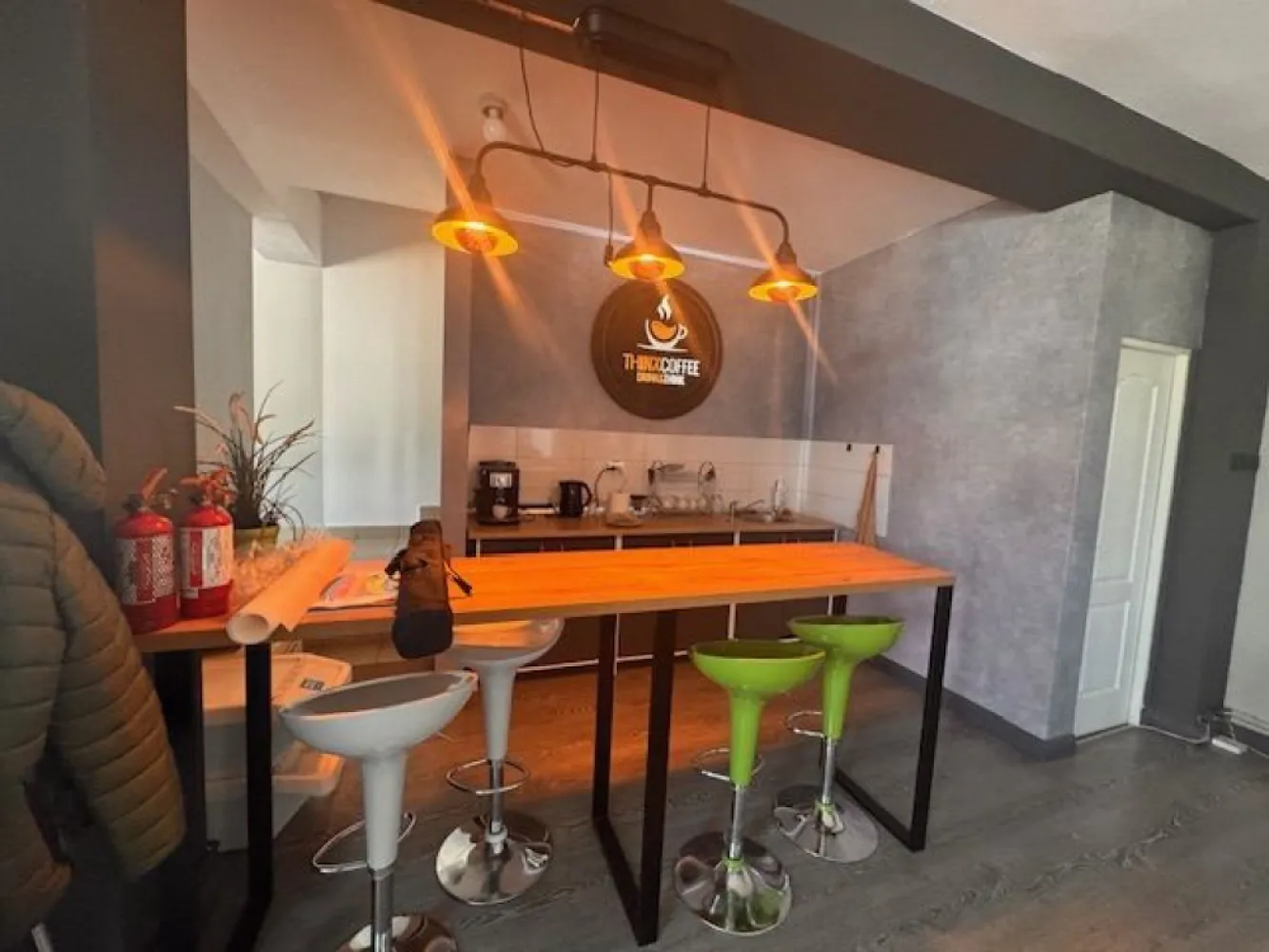 Cladire birouri , Drumul Cetatii , Bistrita , 300 mp ! - Oferim spre vanzare cladire moderna de birouri situata intr -o zona accesibila , pe Drumul Cetatii din Bistrita . Suprafata totala a imobilului este de 300 mp , compartimentata pe 3 nivele : Demisol- ideal pentru arhivare , depozitare , spatiu tehnic , garaj , etc Parter- zona de receptie , chicineta , 2 spatii birouri separate , baie . Etaj – open space , baie , zona administrativ – Pardosea: gresie si parchet -Geamuri cu 3 sticle , de tip 4 S . -centrala pe gaz -alarma -supraveghere video -usi de sticla -acces demisol atat pe interior cat si pe exterior -usa garaj automata -pod pentru depozitare Teren aferent – 200 mp Parcare pavata pentru aproximativ 6 masini Spatiu ideal pentru firma de consultanta , IT, contabilitate , cabinet medical ,magazin , sau alte activitati de birou . }}