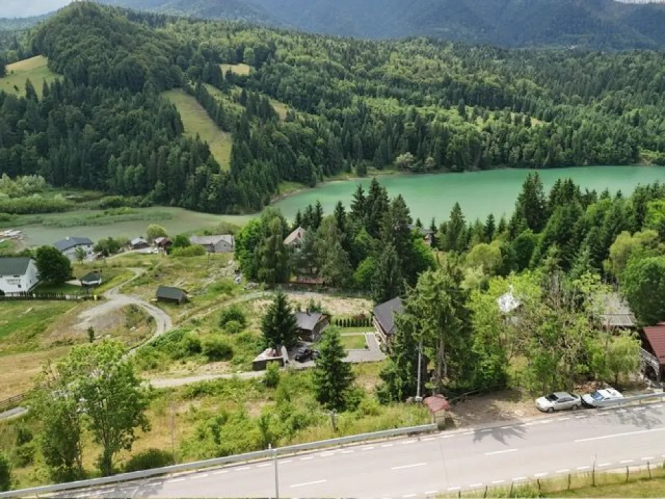 Teren intravilan,Coada lacului Colibita , ideal pt cabana! - Agentia Direkt Imobiliare vinde teren intravilan in suprafata de 1000 mp , situat la Coada Lacului Colibita , cu priveliste deosebita asupra lacului Colibita , cunoscut drept Marea de la munte . Utilitati disponibile : curent electric , 2 cai de acces . Ideal pentru constructie cabana , casa de vacanta , sau investitie turistica . Un loc de vis pentru cei care vor sa se retraga in mijlocul naturii . }}