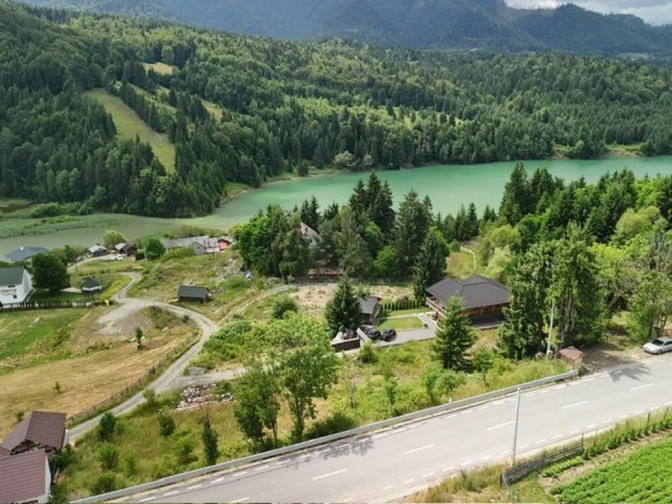 Teren intravilan,Coada lacului Colibita , ideal pt cabana! - Agentia Direkt Imobiliare vinde teren intravilan in suprafata de 1000 mp , situat la Coada Lacului Colibita , cu priveliste deosebita asupra lacului Colibita , cunoscut drept Marea de la munte . Utilitati disponibile : curent electric , 2 cai de acces . Ideal pentru constructie cabana , casa de vacanta , sau investitie turistica . Un loc de vis pentru cei care vor sa se retraga in mijlocul naturii . }}