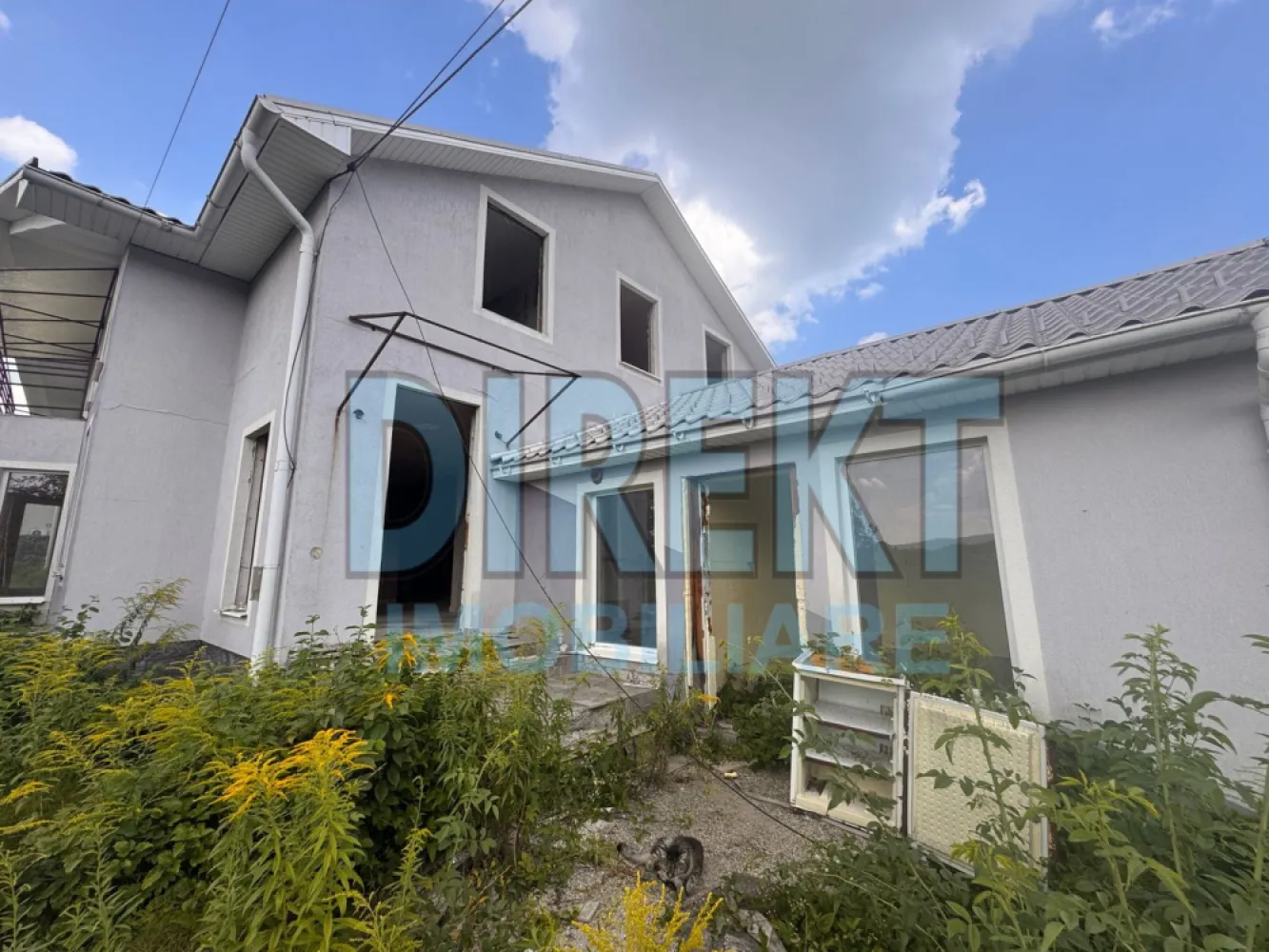 Casa individuala , cu piscina interioara , zona Strada Valea Budacului - Agentia Direkt Imobiliare propune spre vanzare casa individuala , situata pe strada Valea Budacului. Imobilul este constructie 2010 , are o suprafata de cca 250 mp ,compusa din : la demisol ,2 incaperi si camera tehnica , la parter , living , 3 camere , 3 bai , piscina interioara ,bucatarie separata , terasa ; iar la etaj 3 dormitoare , 3 bai , 2 balcoane .Dispune de fosa septica , fanatana , toate utilitatile . Teren aferent 900 mp . }}