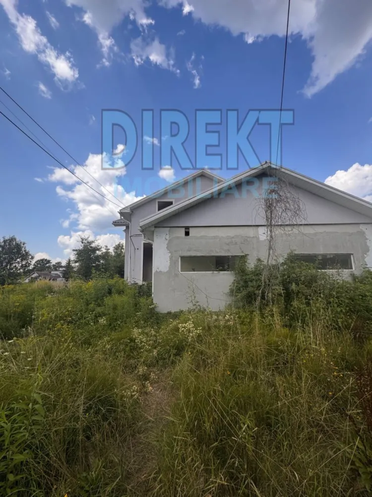 Casa individuala , cu piscina interioara , zona Strada Valea Budacului - Agentia Direkt Imobiliare propune spre vanzare casa individuala , situata pe strada Valea Budacului. Imobilul este constructie 2010 , are o suprafata de cca 250 mp ,compusa din : la demisol ,2 incaperi si camera tehnica , la parter , living , 3 camere , 3 bai , piscina interioara ,bucatarie separata , terasa ; iar la etaj 3 dormitoare , 3 bai , 2 balcoane .Dispune de fosa septica , fanatana , toate utilitatile . Teren aferent 900 mp . }}