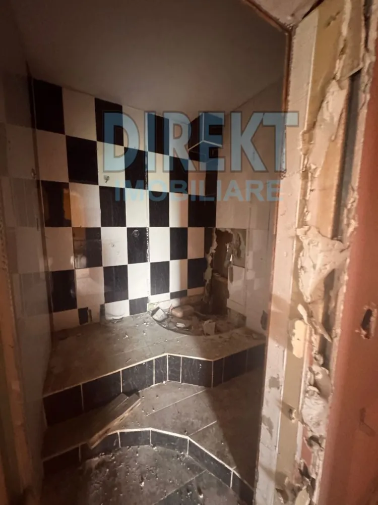 Casa individuala , cu piscina interioara , zona Strada Valea Budacului - Agentia Direkt Imobiliare propune spre vanzare casa individuala , situata pe strada Valea Budacului. Imobilul este constructie 2010 , are o suprafata de cca 250 mp ,compusa din : la demisol ,2 incaperi si camera tehnica , la parter , living , 3 camere , 3 bai , piscina interioara ,bucatarie separata , terasa ; iar la etaj 3 dormitoare , 3 bai , 2 balcoane .Dispune de fosa septica , fanatana , toate utilitatile . Teren aferent 900 mp . }}