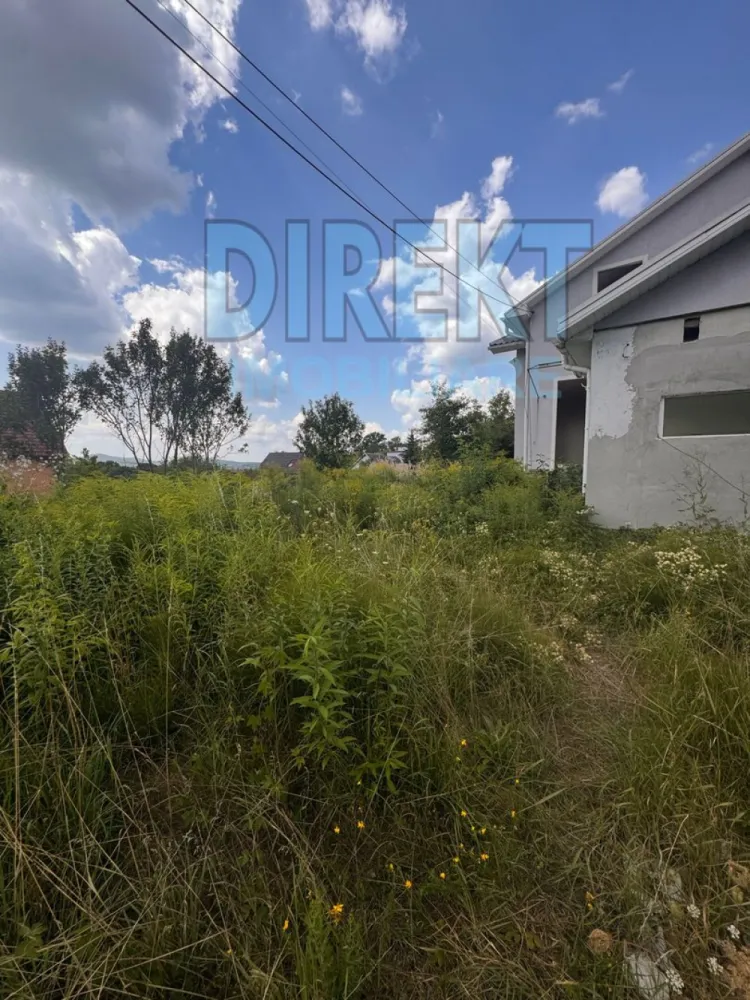 Casa individuala , cu piscina interioara , zona Strada Valea Budacului - Agentia Direkt Imobiliare propune spre vanzare casa individuala , situata pe strada Valea Budacului. Imobilul este constructie 2010 , are o suprafata de cca 250 mp ,compusa din : la demisol ,2 incaperi si camera tehnica , la parter , living , 3 camere , 3 bai , piscina interioara ,bucatarie separata , terasa ; iar la etaj 3 dormitoare , 3 bai , 2 balcoane .Dispune de fosa septica , fanatana , toate utilitatile . Teren aferent 900 mp . }}