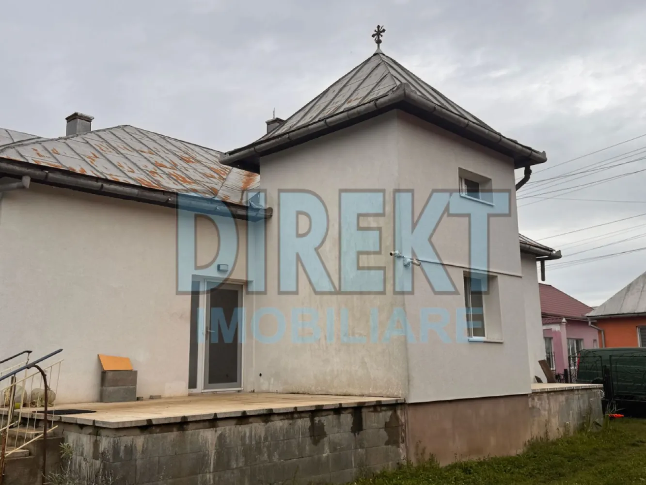 Agentia Direkt Imobiliare propune spre vanzare cabana Duplex situata i - Agentia Direkt Imobiliare propune spre vanzare casa individuala la 14 km de localitatea Nasaud , in regim de inaltime D+ P , situata in localitatea Mocod . Imobilul are o suprafata de 150 mp , dispusa astfel : demisol , etaj parter – hol spatios , bucatarie mobilata si utilata cu living , 3 dormitoare mobilate ,2 bai. Dispune de finisaje moderene si mobilier de calitate . Anexe Gospodaresti , loc de parcare in curtea interioara . Teren aferent 7500 mp . }}