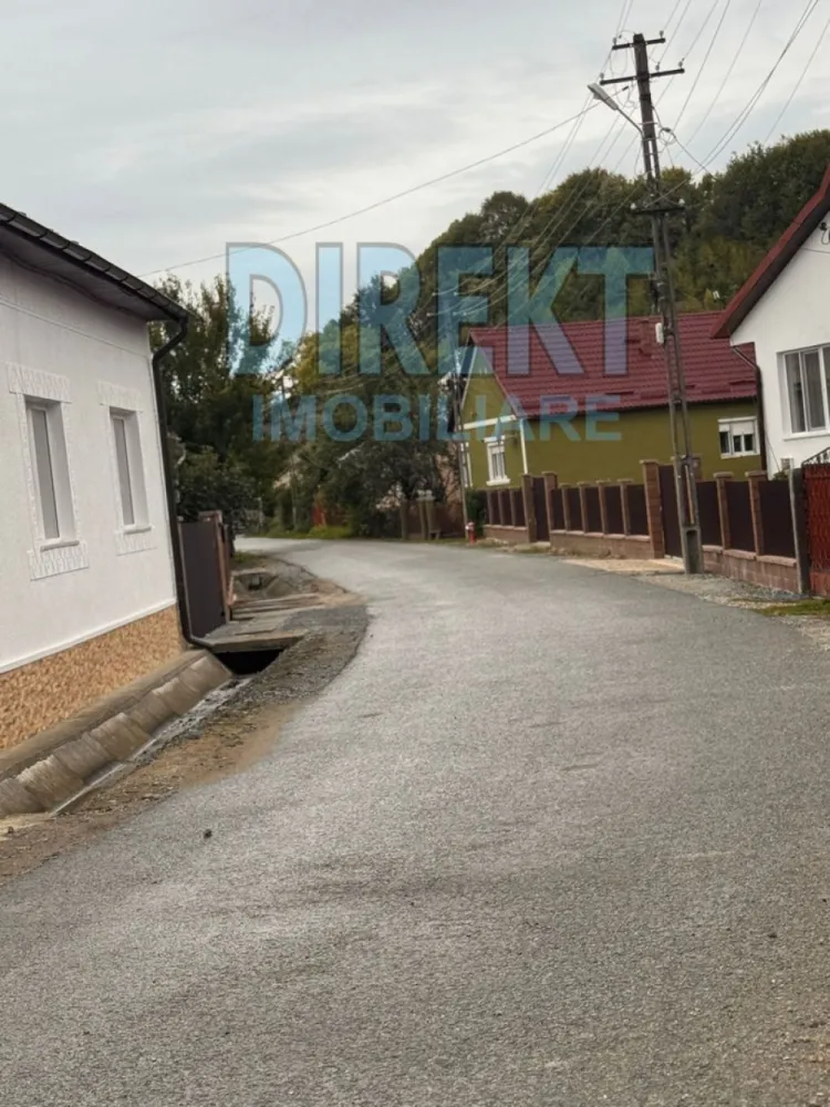 Agentia Direkt Imobiliare propune spre vanzare cabana Duplex situata i - Agentia Direkt Imobiliare propune spre vanzare casa individuala la 14 km de localitatea Nasaud , in regim de inaltime D+ P , situata in localitatea Mocod . Imobilul are o suprafata de 150 mp , dispusa astfel : demisol , etaj parter – hol spatios , bucatarie mobilata si utilata cu living , 3 dormitoare mobilate ,2 bai. Dispune de finisaje moderene si mobilier de calitate . Anexe Gospodaresti , loc de parcare in curtea interioara . Teren aferent 7500 mp . }}