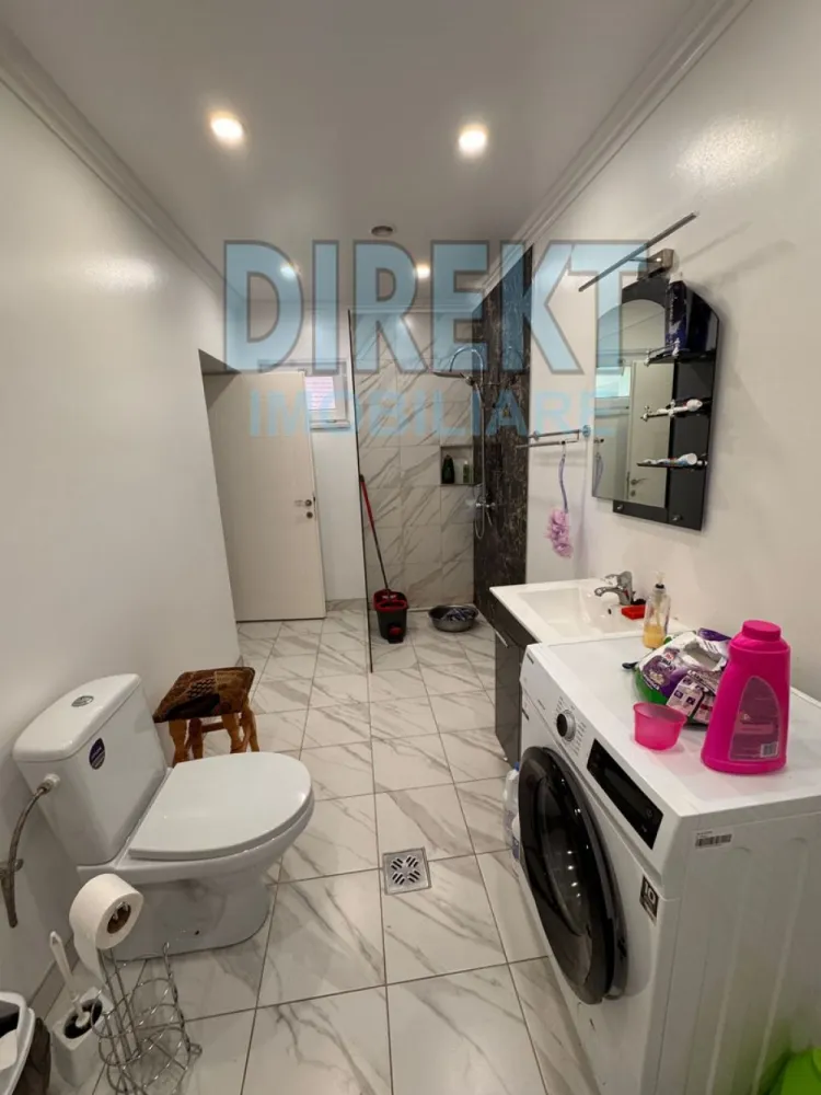 Agentia Direkt Imobiliare propune spre vanzare cabana Duplex situata i - Agentia Direkt Imobiliare propune spre vanzare casa individuala la 14 km de localitatea Nasaud , in regim de inaltime D+ P , situata in localitatea Mocod . Imobilul are o suprafata de 150 mp , dispusa astfel : demisol , etaj parter – hol spatios , bucatarie mobilata si utilata cu living , 3 dormitoare mobilate ,2 bai. Dispune de finisaje moderene si mobilier de calitate . Anexe Gospodaresti , loc de parcare in curtea interioara . Teren aferent 7500 mp . }}