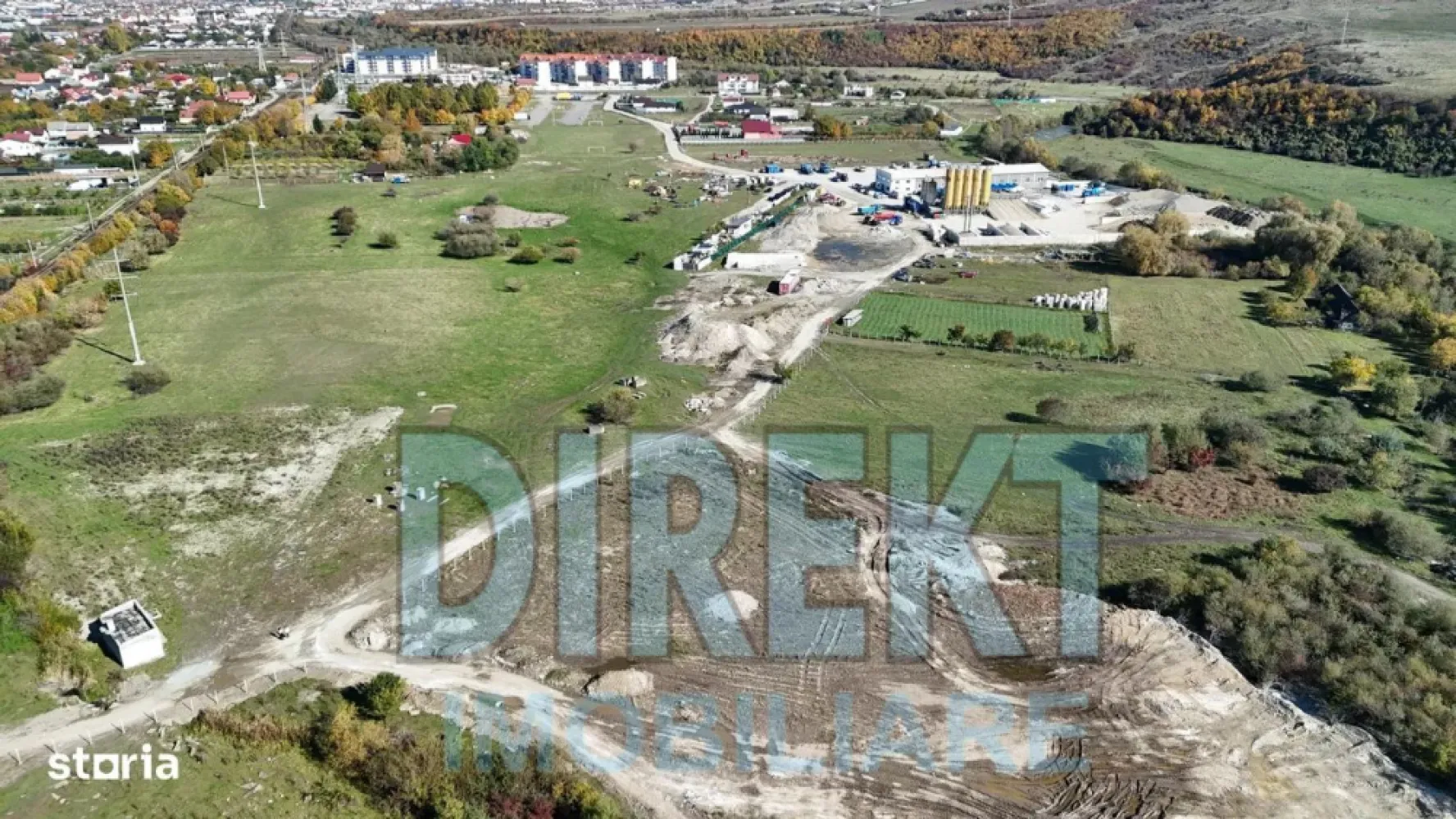 Agentia Direkt Imobiliare propune spre vanzare cabana Duplex situata i - Agentia Direkt Imobiliare propune spre vanzare cabana Duplex situata in zona pitoreasca Colibita , cu o priveliste spectaculoasa asupra lacului si muntilor din jur. Imobilul are o suprafata de 200 mp , si este compus din P+1E+M . La parter : living , bucatarie , baie , la etaj 6 dormitoare , balcon, baie , hol. Utilitati: curent electric , apa, centrala pe lemne . Dispune de filigorie , constructie din lemn, curte pavata , spatioasa , zona linistita , priveliste la lac . Posibilitate de achizitionare si a celelilalte parti de duplex , si inca 500 mp teren. }}