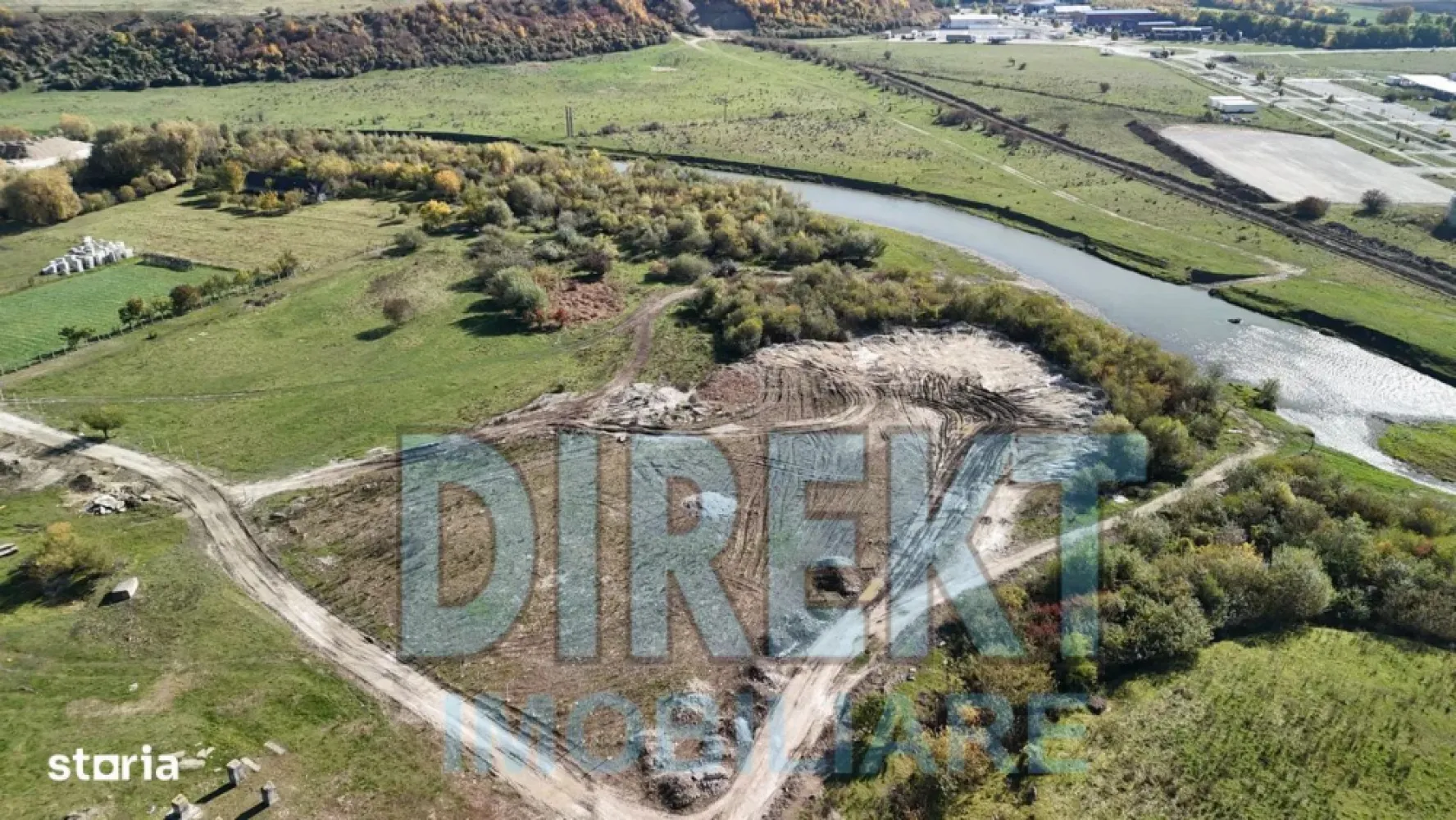 Agentia Direkt Imobiliare propune spre vanzare cabana Duplex situata i - Agentia Direkt Imobiliare propune spre vanzare cabana Duplex situata in zona pitoreasca Colibita , cu o priveliste spectaculoasa asupra lacului si muntilor din jur. Imobilul are o suprafata de 200 mp , si este compus din P+1E+M . La parter : living , bucatarie , baie , la etaj 6 dormitoare , balcon, baie , hol. Utilitati: curent electric , apa, centrala pe lemne . Dispune de filigorie , constructie din lemn, curte pavata , spatioasa , zona linistita , priveliste la lac . Posibilitate de achizitionare si a celelilalte parti de duplex , si inca 500 mp teren. }}