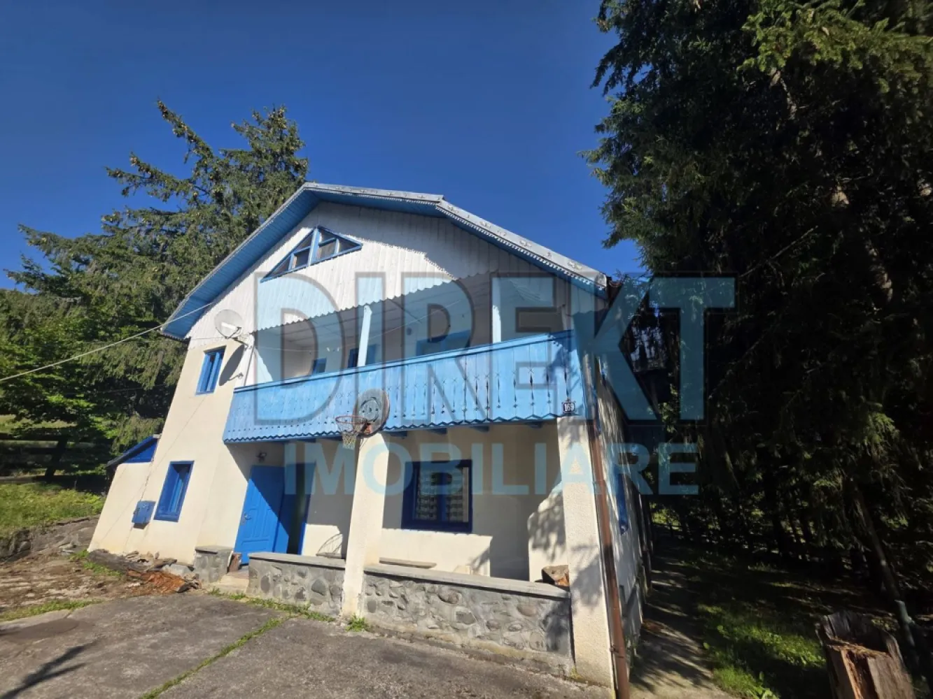 Cabana de vanzare - Lacul Colibita - Agentia Direkt Imobiliare propune spre vanzare cabana Duplex situata in zona pitoreasca Colibita , cu o priveliste spectaculoasa asupra lacului si muntilor din jur. Imobilul are o suprafata de 200 mp , si este compus din P+1E+M . La parter : living , bucatarie , baie , la etaj 6 dormitoare , balcon, baie , hol. Utilitati: curent electric , apa, centrala pe lemne . Dispune de filigorie , constructie din lemn, curte pavata , spatioasa , zona linistita , priveliste la lac . Posibilitate de achizitionare si a celelilalte parti de duplex , si inca 500 mp teren. }}