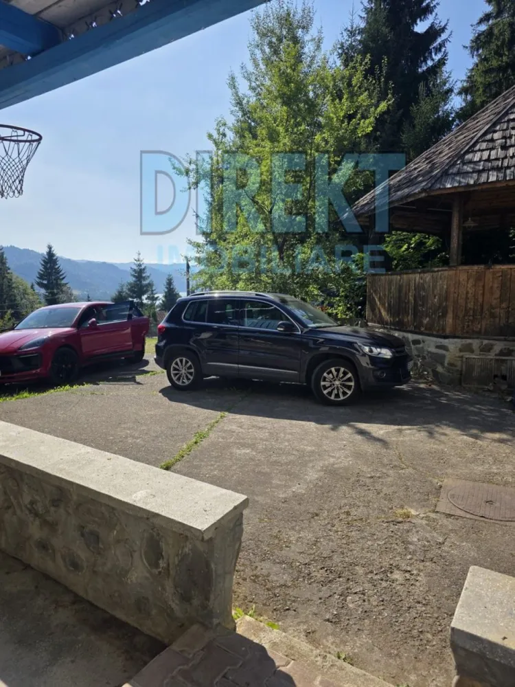 Cabana de vanzare - Lacul Colibita - Agentia Direkt Imobiliare propune spre vanzare cabana Duplex situata in zona pitoreasca Colibita , cu o priveliste spectaculoasa asupra lacului si muntilor din jur. Imobilul are o suprafata de 200 mp , si este compus din P+1E+M . La parter : living , bucatarie , baie , la etaj 6 dormitoare , balcon, baie , hol. Utilitati: curent electric , apa, centrala pe lemne . Dispune de filigorie , constructie din lemn, curte pavata , spatioasa , zona linistita , priveliste la lac . Posibilitate de achizitionare si a celelilalte parti de duplex , si inca 500 mp teren. }}