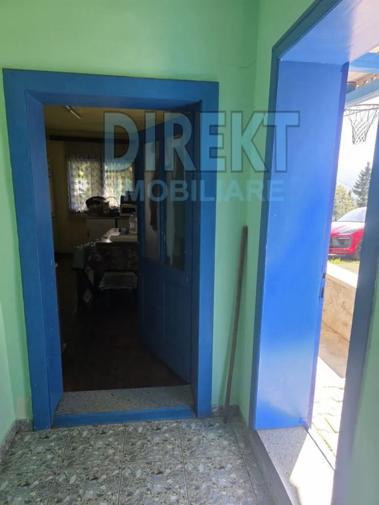 Cabana de vanzare - Lacul Colibita - Agentia Direkt Imobiliare propune spre vanzare cabana Duplex situata in zona pitoreasca Colibita , cu o priveliste spectaculoasa asupra lacului si muntilor din jur. Imobilul are o suprafata de 200 mp , si este compus din P+1E+M . La parter : living , bucatarie , baie , la etaj 6 dormitoare , balcon, baie , hol. Utilitati: curent electric , apa, centrala pe lemne . Dispune de filigorie , constructie din lemn, curte pavata , spatioasa , zona linistita , priveliste la lac . Posibilitate de achizitionare si a celelilalte parti de duplex , si inca 500 mp teren. }}