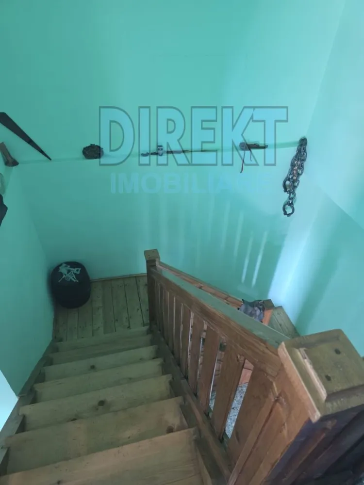 Cabana de vanzare - Lacul Colibita - Agentia Direkt Imobiliare propune spre vanzare cabana Duplex situata in zona pitoreasca Colibita , cu o priveliste spectaculoasa asupra lacului si muntilor din jur. Imobilul are o suprafata de 200 mp , si este compus din P+1E+M . La parter : living , bucatarie , baie , la etaj 6 dormitoare , balcon, baie , hol. Utilitati: curent electric , apa, centrala pe lemne . Dispune de filigorie , constructie din lemn, curte pavata , spatioasa , zona linistita , priveliste la lac . Posibilitate de achizitionare si a celelilalte parti de duplex , si inca 500 mp teren. }}