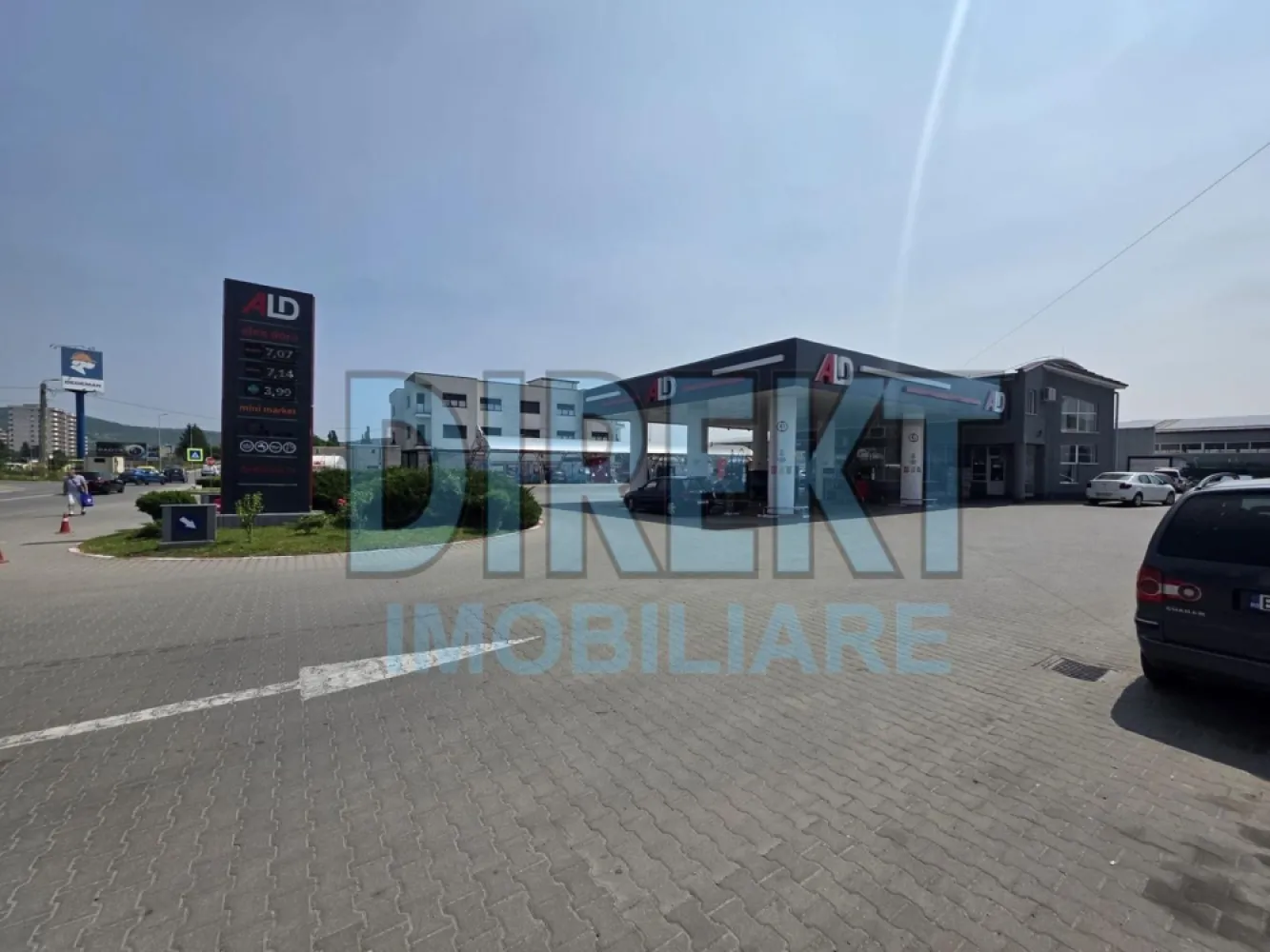 Oportunitate afacere profitabila Statie Carburanti +Spalatorie auto - Agentia Direkt Imobiliare ofera spre vanzare afacere la cheie complet functionala si profitabila , cu amortizare de profit in 8 ani , pozitionata in localitatea Bistrita , pe Drumul Sigmirului , vizavi de magazinul Dedeman , formata din 2 componente integrate : 1. Statie de distributie carburanti compusa din : – cladire in regim P+ E , cu suprafata utila de 300 mp , compusa din : – la parter punct vanzare si caserie , iar la etaj birouri , teren intravilan aferent 2668 mp . – 4 pompe duble alimentare benzina si motorina , – 5 rezervoare de alimentare – copertina – statie Gpl 2 . Spalatorie tip self service compusa din : 6 boxe 2 aspiratoare , Teren aferent : 946 mp . Ambele obiective detin autorizatie de constructie /functionare conform legislatiei in vigoare . Afacerea este complet operationala . Profitabilitate stabila . Pozitionare avantajoasa si trafic constant . Pentru mai multe detalii contactati brokerul imobiliar la nr tel : Contactează . }}