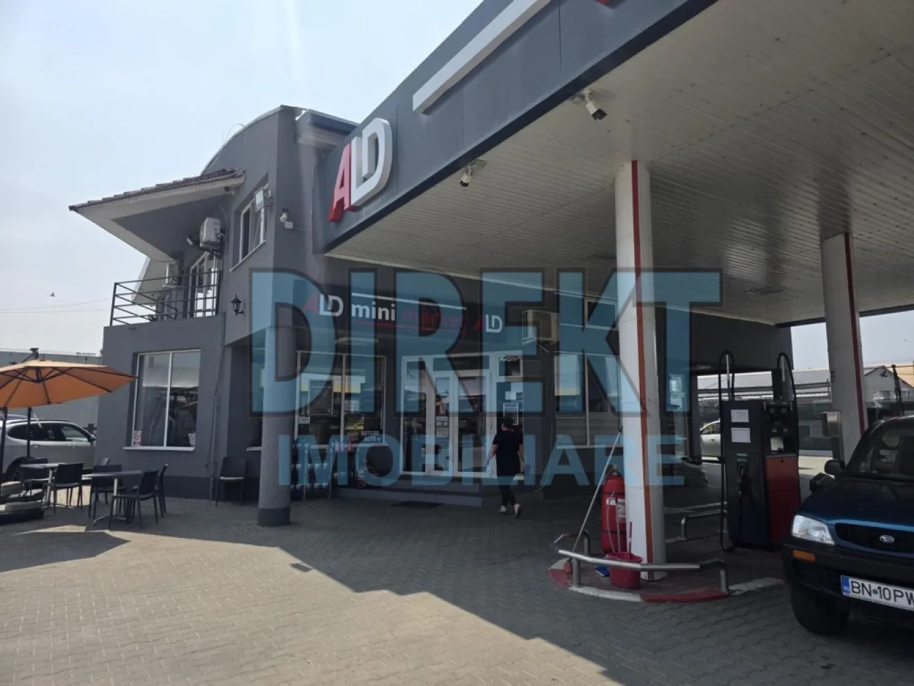Oportunitate afacere profitabila Statie Carburanti +Spalatorie auto - Agentia Direkt Imobiliare ofera spre vanzare afacere la cheie complet functionala si profitabila , cu amortizare de profit in 8 ani , pozitionata in localitatea Bistrita , pe Drumul Sigmirului , vizavi de magazinul Dedeman , formata din 2 componente integrate : 1. Statie de distributie carburanti compusa din : – cladire in regim P+ E , cu suprafata utila de 300 mp , compusa din : – la parter punct vanzare si caserie , iar la etaj birouri , teren intravilan aferent 2668 mp . – 4 pompe duble alimentare benzina si motorina , – 5 rezervoare de alimentare – copertina – statie Gpl 2 . Spalatorie tip self service compusa din : 6 boxe 2 aspiratoare , Teren aferent : 946 mp . Ambele obiective detin autorizatie de constructie /functionare conform legislatiei in vigoare . Afacerea este complet operationala . Profitabilitate stabila . Pozitionare avantajoasa si trafic constant . Pentru mai multe detalii contactati brokerul imobiliar la nr tel : Contactează . }}