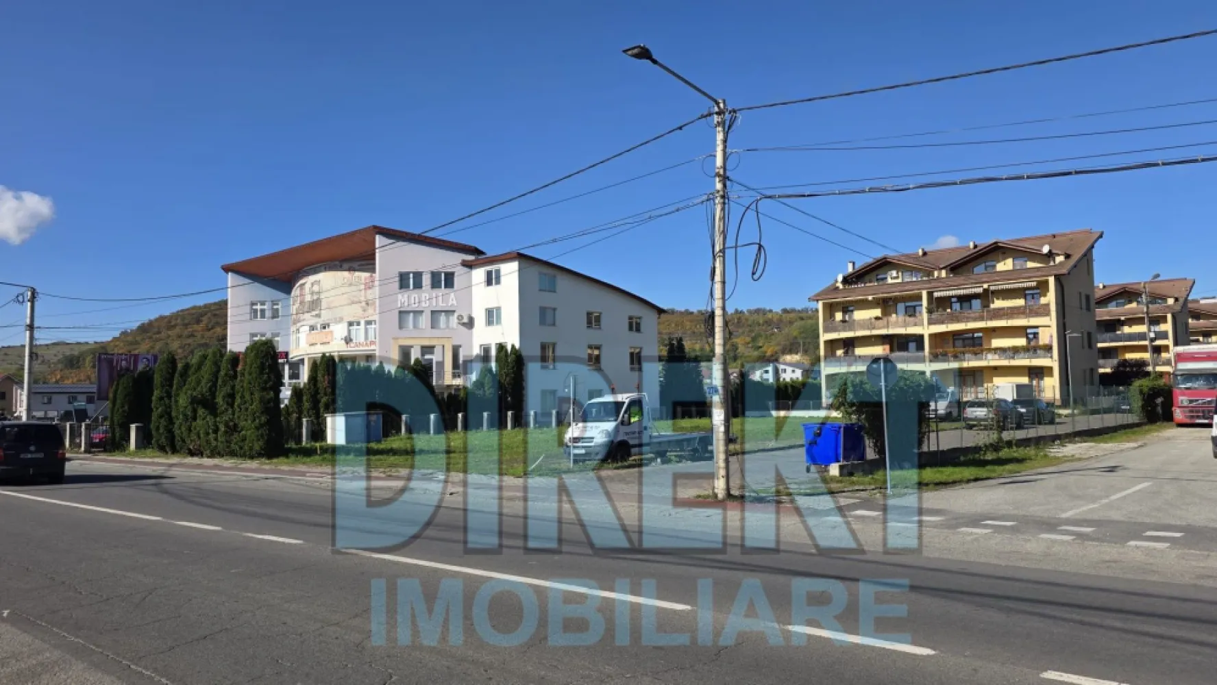 Teren cu Proiect de bloc , Bistrita , zona Clinica Sanovil ! - Oportunitate de investiție – Teren pentru dezvoltare imobiliară în Bistrita , zona Clinica Sanovil, cu proiect pentru bloc si autorizatie in curs de executie. Vă prezentăm spre achiziție un teren excelent poziționat în zona Clinica Sanovil, ideal pentru dezvoltări rezidențiale mixte (locuințe + spații comerciale la parter) Localizare premium: – La doar 200 m de Clinica Sanovil , cu deschidere la DN care face legautura intre Bistrita si Cluj Napoca . – În imediata apropiere a Depozitului Macon , zonă cu infrastructură modernizată și în continuă expansiune. Caracteristici teren: Suprafață: 1400 mp Regim de înălțime cf PUZ aprobat prin HCL 937/2021: D +P+4E +2ER Proiectul imobilului cuprinde : Demisol – locuri de parcare subterane Parter -Spatii comerciale + 2 Apartamente , 4 Etaje cu cate 7 apartamente per etaj Mansarda . Acces din DN + Drum acces secundar , Post Trafo , Toate utilitatile pe teren . POT (Procent de Ocupare a Terenului): 35% CUT (Coeficient de Utilizare a Terenului): 1,8 % Avantaje: Zonă cu cerere crescută pe segmentul rezidential, inchirieri. Acces facil către toate punctele de interes din oraș. Investiție cu potențial ridicat de profitabilitate datorită amplasării și regimului urbanistic permisiv. Pentru mai multe detalii sau pentru programarea unei vizionări, vă rugăm să ne contactați. }}
