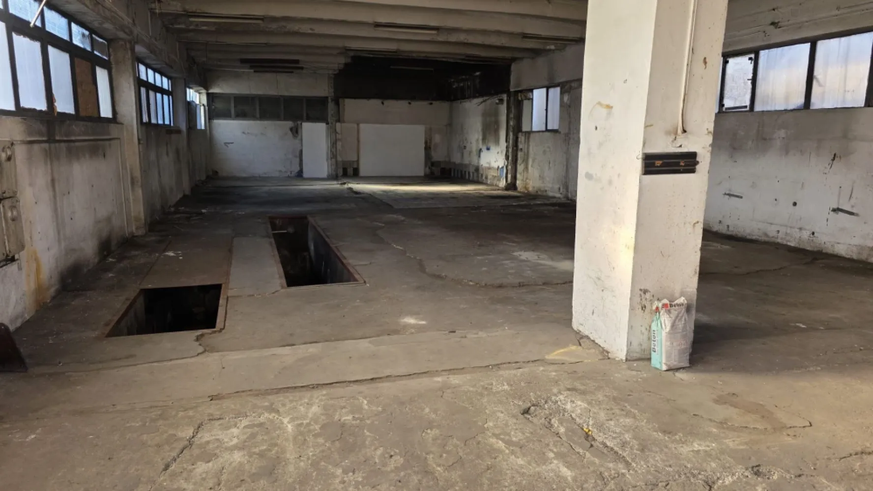 Hala , zona Decebal - Agentia Direkt Imobiliare propune spre vanzare hala , situata in zona Decebal . Imobilul este pozitionat l astrada , dispune de o incapere spatioasa la parter cu 2 cai de acces auto , iar la etaj 3 incaperi si baie , cu destinatie birouri sau spatiu depozitare . }}