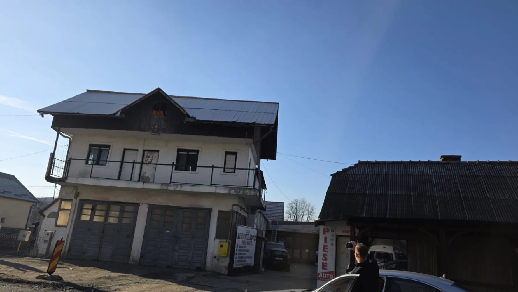 Hala , zona Decebal - Agentia Direkt Imobiliare propune spre vanzare hala , situata in zona Decebal . Imobilul este pozitionat l astrada , dispune de o incapere spatioasa la parter cu 2 cai de acces auto , iar la etaj 3 incaperi si baie , cu destinatie birouri sau spatiu depozitare . }}