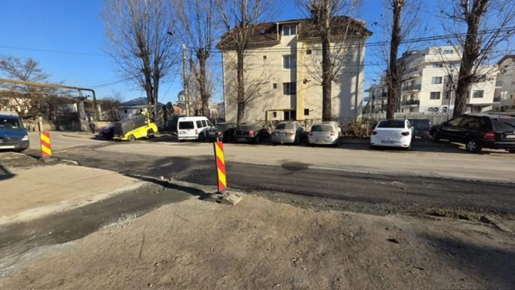 Hala , zona Decebal - Agentia Direkt Imobiliare propune spre vanzare hala , situata in zona Decebal . Imobilul este pozitionat l astrada , dispune de o incapere spatioasa la parter cu 2 cai de acces auto , iar la etaj 3 incaperi si baie , cu destinatie birouri sau spatiu depozitare . }}