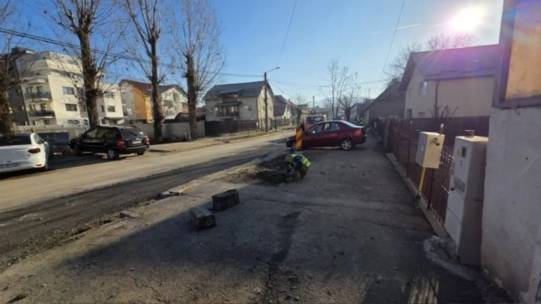 Hala , zona Decebal - Agentia Direkt Imobiliare propune spre vanzare hala , situata in zona Decebal . Imobilul este pozitionat l astrada , dispune de o incapere spatioasa la parter cu 2 cai de acces auto , iar la etaj 3 incaperi si baie , cu destinatie birouri sau spatiu depozitare . }}