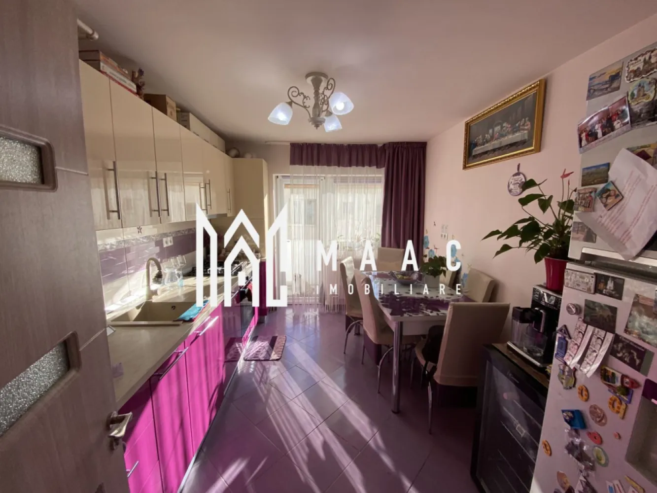 Apartament 4 camere | Etaj 2 | Balcon | Pivnita | Cisnadie - MAAC Imobiliare vă prezintă un apartament cu 4 camere decomandat, situat în Cisnădie, într-o zonă centrală, cu acces facil către toate punctele de interes. Caracteristici: Apartament decomandat cu 4 camere Suprafață utilă: 70 mp Etaj: 2 din 4 Orientare sudică, oferind lumină naturală pe tot parcursul zilei Compartimentare: Hol de intrare 3 dormitoare Living separat Bucătărie 2 băi Debara pentru depozitare Balcon cu acces atât din living, cât și din bucătărie Dotări și beneficii: Apartament recent renovat și mobilat cu gust Centrală termică proprie cu calorifere Bloc solid, construit din cărămidă și izolat termic Spații auxiliare: Cămară pentru depozitare Pivniță inclusă Pentru mai multe detalii precizati telefonic ca ati vazut anuntul cu ID: CP2003581. }}