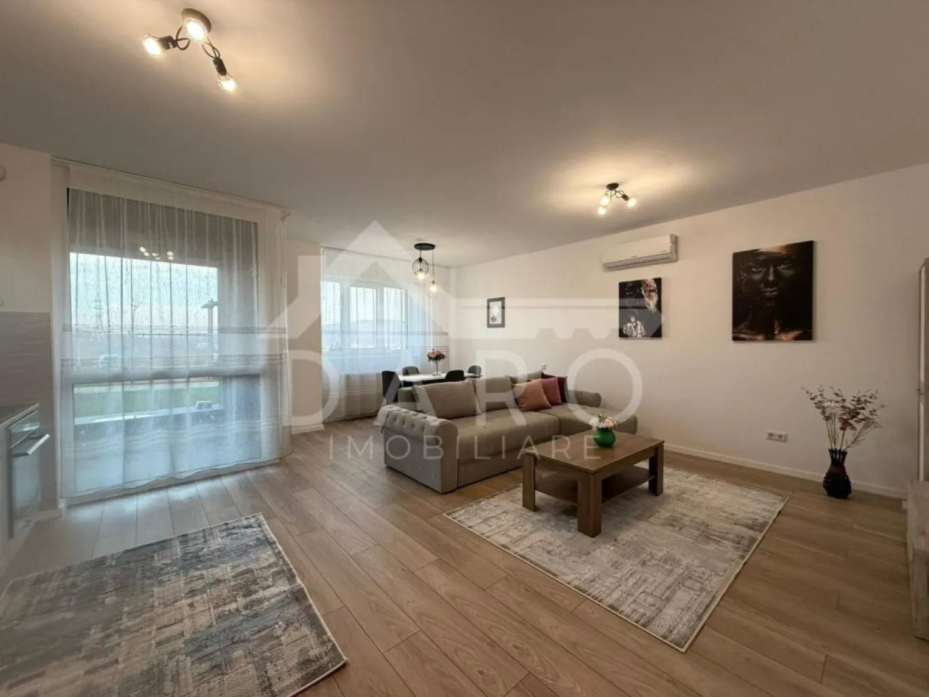 🏡 Apartament 2 camere – Concept 9 | Parter | Parcare inclusă | 480 € - 🏡 Apartament 2 camere – Concept 9 | Parter | Parcare inclusă | 480 € Se oferă spre închiriere apartament modern cu 2 camere decomandate, situat în Târgu Mureș, complexul rezidențial Concept 9, într-un bloc nou, la parter, cu loc de parcare exterior inclus. Apartamentul este finisat modern, mobilat și utilat, fiind imediat ocupabil. Datorită compartimentării și suprafeței generoase, imobilul poate avea destinație de locuință, salon sau cabinet. 📐 Suprafață utilă: 64 mp 🌿 Balcon: 7 mp 🏢 Etaj: Parter 🚗 Loc de parcare exterior inclus 📍 Compartimentare: ✔ living spațios ✔ bucătărie open-space ✔ dormitor (se poate mobila la nevoie) ✔ baie ✔ hol generos ✔ balcon ✨ Dotări și beneficii: ✔ apartament complet mobilat și utilat ✔ electrocasnice incluse ✔ balcon generos ✔ spații de depozitare ✔ complex rezidențial modern ✔ loc de parcare inclus 📍 Avantaje zonă: ✔ zonă liniștită ✔ acces rapid către oraș ✔ ideal pentru locuință, salon sau cabinet 💰 Preț chirie: 480 € / lună 🔑 Disponibil imediat 📞 Detalii și vizionări: Coman Maria – DARO Imobiliare 📱 0749 535 729 💳 Dacă dorești să cumperi un apartament, prin Kiwi Finance îți pot oferi: ✔ analiză gratuită pentru credit ✔ oferte de la peste 12 bănci ✔ negocierea dobânzii în favoarea ta ✔ suport complet până la aprobarea creditului 🏡 DARO Imobiliare – găsim locuința potrivită. 💳 Kiwi Finance – te ajutăm să devii proprietar. }}