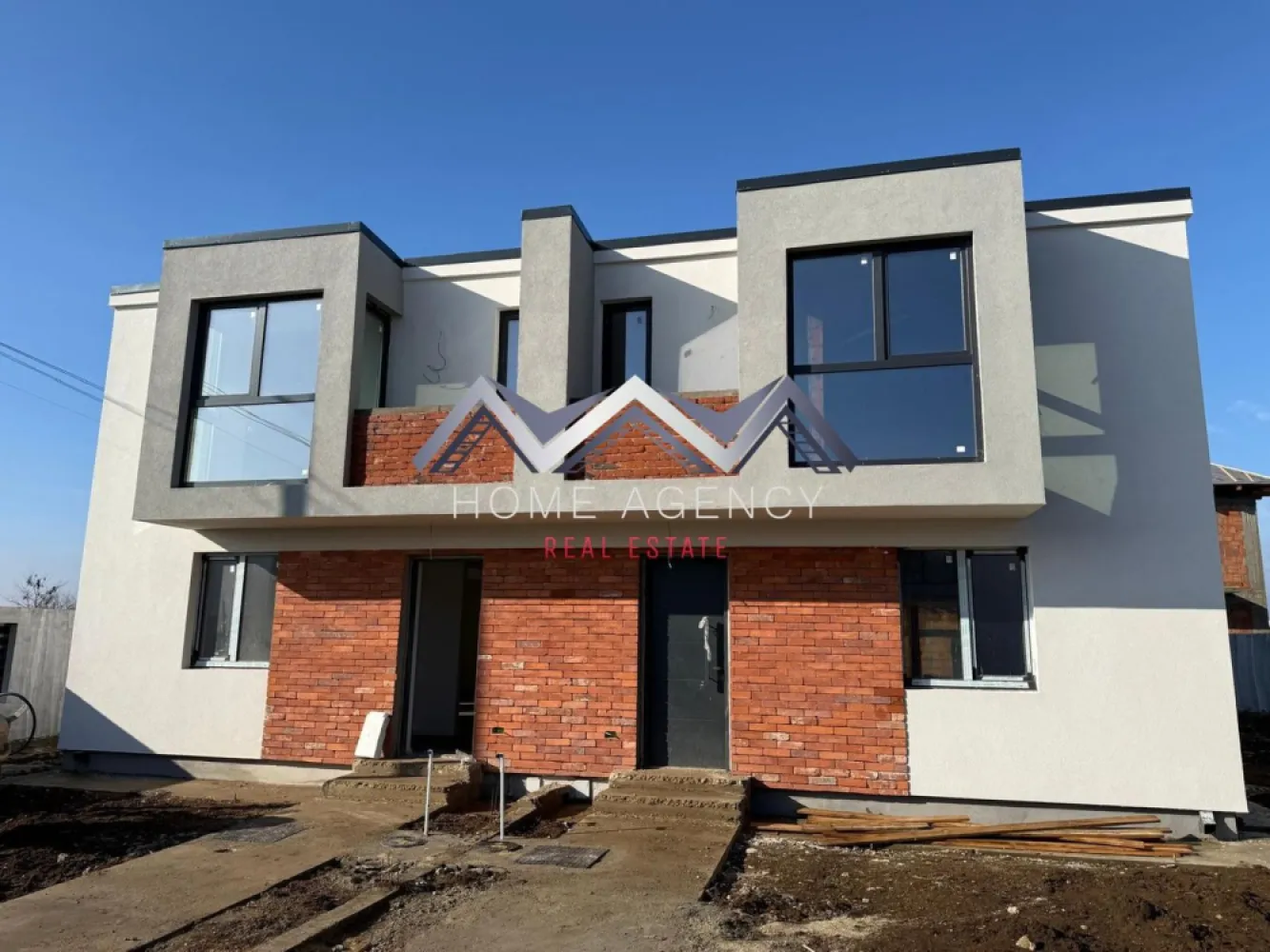 Casă P+1+Pod cu finisaje premium | Tunari | dezvoltator - Vă propunem, spre vânzare, o casă P+1+pod premium, ultrafinisată, aflată într-un complex rezidențial privat cu 6 imobile tip duplex, un loc unde liniștea, confortul și calitatea construcției se îmbină perfect, iar fiecare casa este concepută pentru a oferi un stil de viață modern, sigur și relaxat. Proprietatea beneficiază de un acces controlat la intrare, prin poartă automată, ceea ce garantează intimitate și un plus de siguranță. Străzile sunt asfaltate și iluminate, iar zona permite acces rapid către mijloace de transport în comun și punctele principale de interes, precum și magazine, restaurante, școli/ grădinițe, parcuri și nu numai. Interiorul inteligent și luminos oferă o suprafață utilă de 108 mp, completată de un teren de 250 mp, ideal pentru grădină sau spațiu de relaxare. Livingul generos, alături de bucătăria open space, precum și cele trei dormitoare bine proporționate, asigură confortul perfect pentru întreaga familie. Bucătăria se predă mobilată, fără electrocasnice, gata de utilizare, cu design modern și funcționalitate optimă. Locuința dispune de două balcoane, o terasă perfectă pentru momentele de relaxare și un pod ideal pentru depozitare. În fața casei, sunt disponibile trei locuri de parcare, iar curtea proprie oferă intimitatea necesară unei familii moderne. Finisajele sunt premium: tâmplărie PVC Salamander cu geam tripan și protecție UV, uși interioare Filo Muro cu design modern, fără tocuri vizibile, încălzire în pardoseală cu centrală proprie, acoperiș din tablă, izolație completă și pardoseli rezistente, pereți vopsiți cu lavabil de calitate – totul pentru un interior elegant și modern. Imobilul este racordat la toate utilitățile publice: apă, gaz, curent, canalizare. Această proprietate reprezintă o alegere excelentă pentru cei care își doresc o locuință modernă, bine construită și integrată într-o comunitate restrânsă și selectă. Achiziția se realizează direct de la dezvoltator, fără comision. Programează acum o vizionare! }}