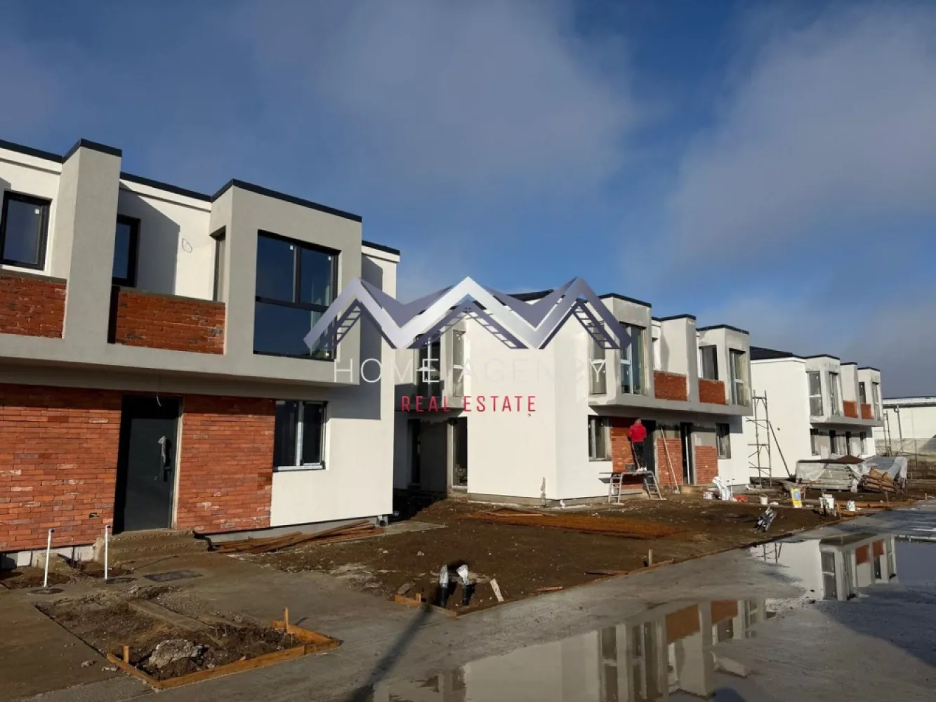 Casă P+1+Pod cu finisaje premium | Tunari | dezvoltator - Vă propunem, spre vânzare, o casă P+1+pod premium, ultrafinisată, aflată într-un complex rezidențial privat cu 6 imobile tip duplex, un loc unde liniștea, confortul și calitatea construcției se îmbină perfect, iar fiecare casa este concepută pentru a oferi un stil de viață modern, sigur și relaxat. Proprietatea beneficiază de un acces controlat la intrare, prin poartă automată, ceea ce garantează intimitate și un plus de siguranță. Străzile sunt asfaltate și iluminate, iar zona permite acces rapid către mijloace de transport în comun și punctele principale de interes, precum și magazine, restaurante, școli/ grădinițe, parcuri și nu numai. Interiorul inteligent și luminos oferă o suprafață utilă de 108 mp, completată de un teren de 250 mp, ideal pentru grădină sau spațiu de relaxare. Livingul generos, alături de bucătăria open space, precum și cele trei dormitoare bine proporționate, asigură confortul perfect pentru întreaga familie. Bucătăria se predă mobilată, fără electrocasnice, gata de utilizare, cu design modern și funcționalitate optimă. Locuința dispune de două balcoane, o terasă perfectă pentru momentele de relaxare și un pod ideal pentru depozitare. În fața casei, sunt disponibile trei locuri de parcare, iar curtea proprie oferă intimitatea necesară unei familii moderne. Finisajele sunt premium: tâmplărie PVC Salamander cu geam tripan și protecție UV, uși interioare Filo Muro cu design modern, fără tocuri vizibile, încălzire în pardoseală cu centrală proprie, acoperiș din tablă, izolație completă și pardoseli rezistente, pereți vopsiți cu lavabil de calitate – totul pentru un interior elegant și modern. Imobilul este racordat la toate utilitățile publice: apă, gaz, curent, canalizare. Această proprietate reprezintă o alegere excelentă pentru cei care își doresc o locuință modernă, bine construită și integrată într-o comunitate restrânsă și selectă. Achiziția se realizează direct de la dezvoltator, fără comision. Programează acum o vizionare! }}