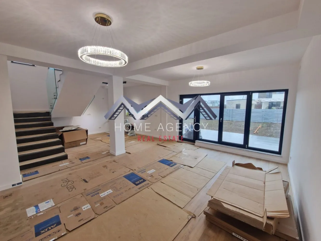 Casă single P+1+Pod în Otopeni - Vă propunem, spre vânzare, o locuință modernă, situată într-una dintre cele mai căutate zone din Otopeni. Proprietatea combină arhitectura contemporană cu o compartimentare eficientă, concepută pentru familii care apreciază calitatea, confortul și intimitatea. Zona de zi include un living generos și luminos, cu spațiu ideal pentru socializare. Bucătăria open-space, cu posibilitate de închidere, beneficiază de acces direct spre terasă și grădină. Tot la parter se află o cameră versatilă, ce poate fi amenajată pentru un birou sau dormitor de oaspeți, precum și un grup sanitar. Etajul este destinat odihnei. Dormitorul matrimonial, cu baie proprie și dressing, este însoțit de două dormitoare spațioase, deservite de o baie secundară modernă. De la acest nivel se face accesul spre pod, amenajat pentru depozitare, oferind soluții practice pentru organizarea locuinței. Dotări și facilități: - Finisaje premium - Centrală proprie, încălzire prin pardoseală - Racordare completă la utilitățile publice: apă, canalizare, gaz și electricitate - Acces rapid spre școli, grădinițe, centre comerciale, magazine, restaurante, precum și conexiuni rapide spre București și Aeroportul Internațional Henri Coandă. Această proprietate oferă un echilibru ideal între liniștea unei zone rezidențiale și accesul facil la principalele zone de interes urban. Pentru mai multe detalii sau pentru programarea unei vizionări, vă rugăm să ne contactați la numărul de telefon din anunț. }}