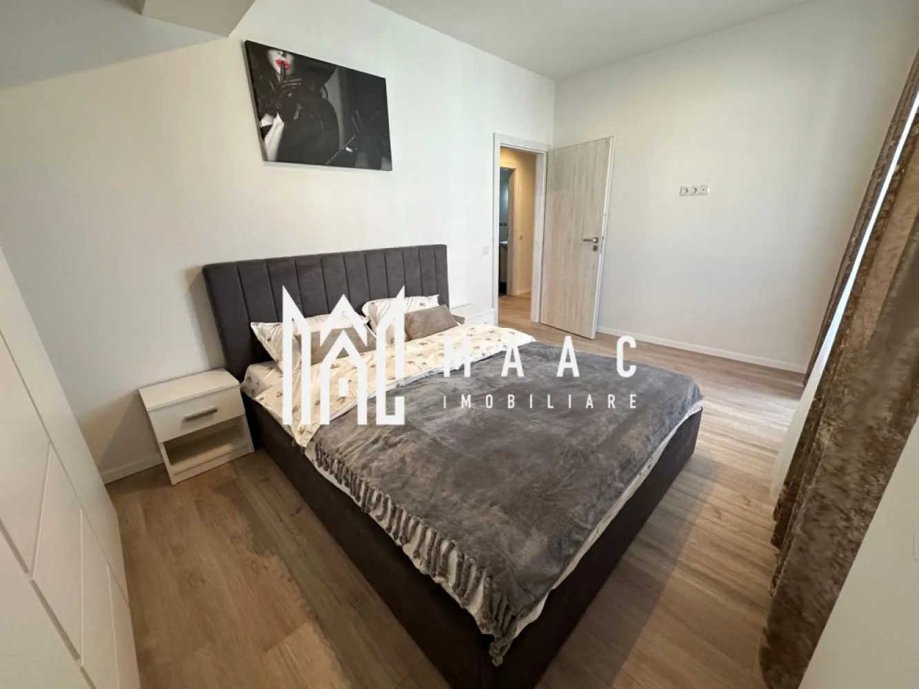 Apartament 3 camere I Etaj 2 I Modern I Balcon I Central - MAAC Imobiliare ofera spre inchiriere apartament de 3 camere, renovat, complet mobilat si utilat, in zona Centrala-Hipodrom II (Strada Oituz). Locuinta decomandata are suprafata utila de 92mp, se afla la etajul 2/4, si este alcatuita din living spatios cu zona de dining, 2 dormitoare, bucatarie inchisa cu toate facilitatile, baie moderna cu geam, baie de serviciu cu masina de spalat rufe, debara, hol si balcon. Aferent - loc de parcare propriu suprateran. Amplasamentul imobilului este unul avantajos, aflandu-se intr-o zona linistita, la 15-20 minute de mers pe jos de centru. Se percepe o chirie in avans si garantie in cuantumul unei chirii lunare. Disponibilitate imediata. Se inchiriaza de pe persoana juridica, la pretul de listare se va adauga TVA. Pentru persoanele fizice se pooate face o oferta cu TVA inclus. Pentru mai multe detalii, va rugam specificati telefonic: CP2739197 }}