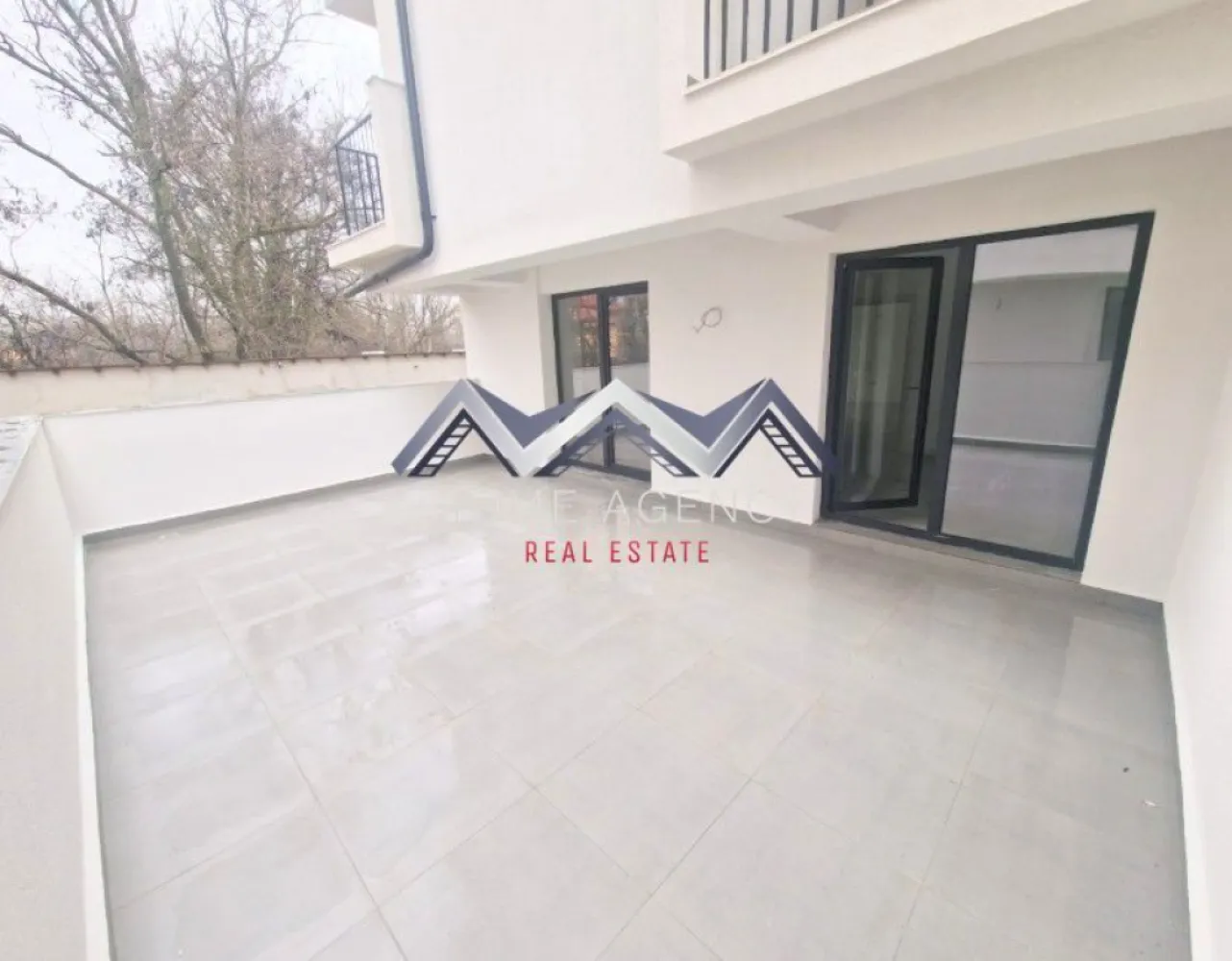 Apartament 3 camere, terasă 31 mp Otopeni central | parcare, comision 0 - Achiziția se realizează direct de la dezvoltator, fără perceperea vreunui comision din partea cumpărătorului. Oferim consultanță gratuită pe tot parcursul procesului de achiziție și asigurăm suport specializat în fiecare etapă. La cerere, punem la dispoziție și servicii de brokeraj financiar, fără costuri suplimentare, pentru identificarea celor mai avantajoase soluții de finanțare. Vă propunem, spre vânzare, un apartament modern cu 3 camere, situat la parterul unui bloc nou din zona centrală a orașului Otopeni, la doar câteva minute de mers pe jos față de piață, magazine, restaurante, farmacii, bănci și transport public. Școala se află la doar 10 minute de mers pe jos (sau 3 minute cu mașina), iar accesul către DN1, Centura Capitalei și Aeroportul Henri Coandă este rapid și facil. Zona va beneficia, de asemenea, de viitoarea stație de metrou "Otopeni". Apartamentul are o suprafață utilă de 62 mp, la care se adaugă o terasă impresionantă de 30 mp, ideală pentru relaxare, dining exterior sau amenajări personalizate. Livingul luminos este completat de o bucătărie open space, creând un spațiu deschis și primitor. Cele două dormitoare sunt spațioase și oferă acces direct către terasa generoasă. Imobilul dispune de două băi moderne, ambele dotate cu duș walk-in, precum și de un hol foarte generos, perfect pentru amenajarea unor multiple spații de depozitare. Centrala proprie și încălzirea prin pardoseală asigură confort termic constant și costuri reduse de întreținere. Apartamentul se predă racordat la toate utilitățile publice: apă, gaze, electricitate și canalizare. Prețul afișat este final, include TVA și un loc de parcare subteran. 📞 Programează acum o vizionare!