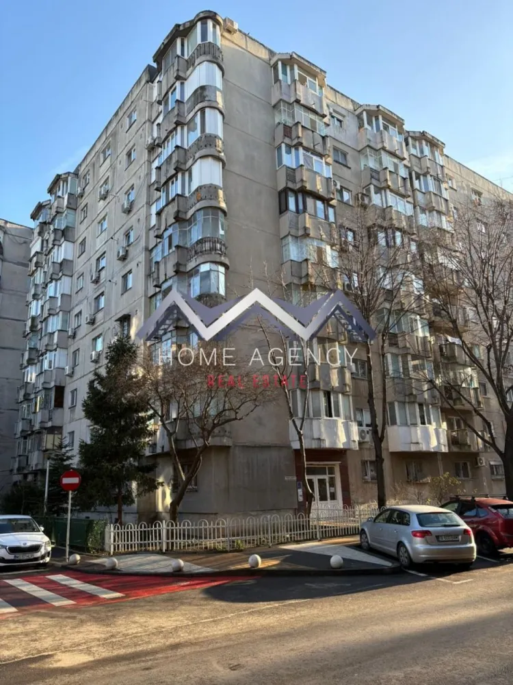 Apartament 3 camere lângă metrou - Str. Ileana Cosânzeana, parc Sebastian - Vă propunem, spre vânzare, un apartament cu 3 camere, foarte luminos și primitor, situat în cartierul Sebastian, pe Str. Ileana Cosânzeana, o zonă foarte apreciată pentru accesul rapid spre mijloace de transport și pentru liniștea străzilor adiacente. În apropiere se află parcul Sebastian, magazine, supermarketuri, școli și grădinițe. Transportul public este accesibil, inclusiv stația de metrou Parc Sebastian (5-7 minute de mers pe jos), autobuze și tramvaie, facilitând legătura rapidă cu centrul orașului și alte zone importante. Locuința este situată la etajul 8 din 8 al unui bloc solid, întreținut corespunzător, fără risc seismic. Etajul superior oferă lumină naturală pe întreaga zi și vedere deschisă către zonele verzi din jur. Apartamentul a fost transformat din 2 camere în 3, ceea ce a permis optimizarea spațiului și crearea unui mediu funcțional și aerisit. Living-ul și bucătăria au fost unite într-un spațiu open space, cu acces spre balconul închis, care poate fi utilizat pentru relaxare sau depozitare suplimentară. Cele două dormitoare sunt de dimensiuni confortabile, luminoase și bine compartimentate, oferind intimitate și posibilitatea de organizare a mobilierului într-un mod eficient. Baia este complet utilată, cu finisaje moderne, iar holul și debara adaugă funcționalitate și spațiu de depozitare suplimentar. Finisajele sunt moderne și neutre, ceea ce permit adaptarea ușoară a locuinței la preferințele fiecărui viitor proprietar. Balconul închis și poziția etajului superior oferă un plus de confort, siguranță și intimitate. Această locuință este ideală pentru familii care doresc un apartament spațios, funcțional și bine poziționat, dar și pentru investitori care urmăresc un apartament cu potențial de închiriere rapidă datorită compartimentării moderne și a poziției în cartierul Sebastian. Combinația între spațiu util, compartimentare optimizată, open space funcțional și locație avantajoasă face ca apartamentul să fie o alegere practică și inteligentă pentru oricine caută confort și accesibilitate în București. Programează acum o vizionare!