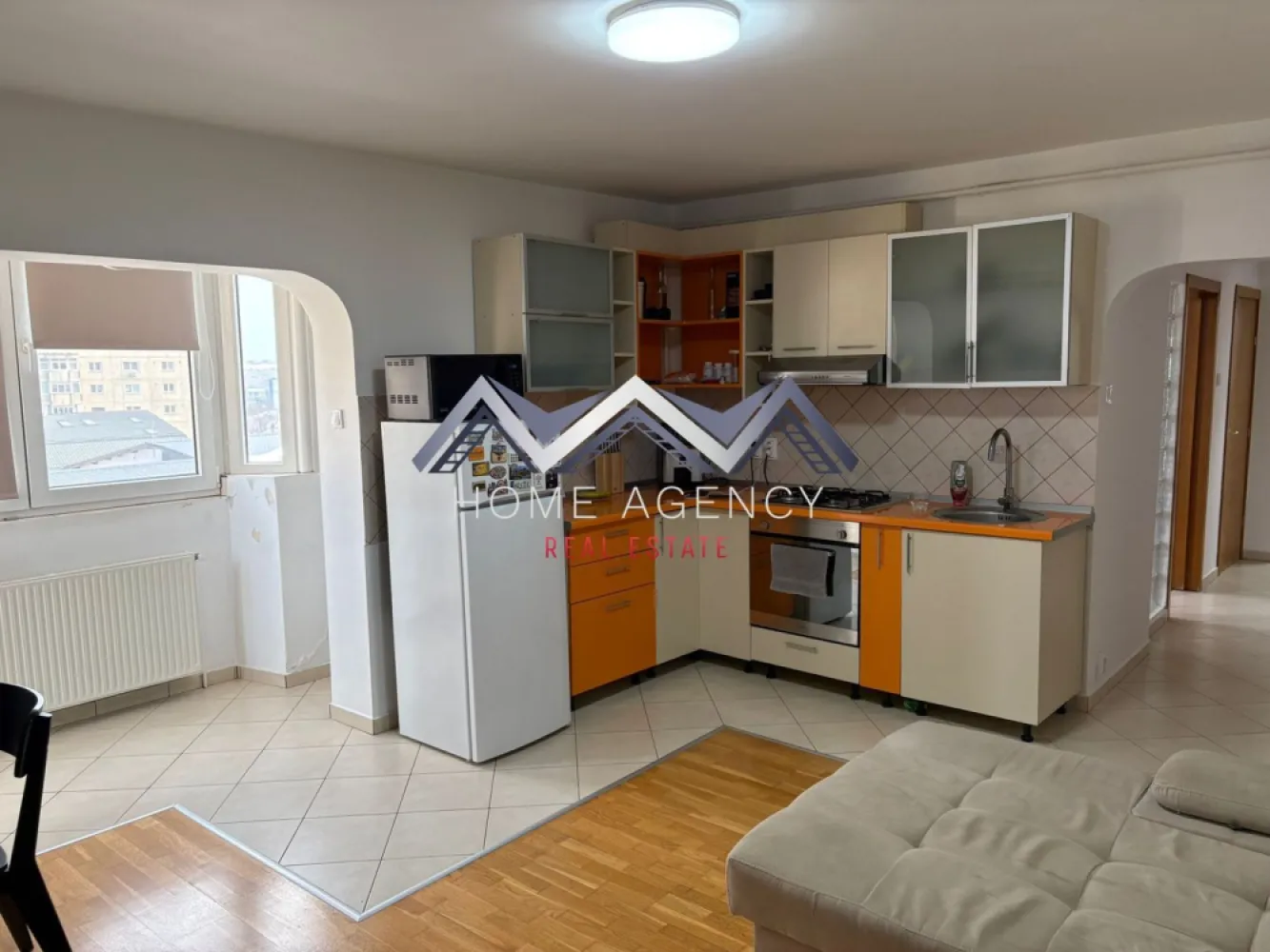 Apartament 3 camere lângă metrou - Str. Ileana Cosânzeana, parc Sebastian - Vă propunem, spre vânzare, un apartament cu 3 camere, foarte luminos și primitor, situat în cartierul Sebastian, pe Str. Ileana Cosânzeana, o zonă foarte apreciată pentru accesul rapid spre mijloace de transport și pentru liniștea străzilor adiacente. În apropiere se află parcul Sebastian, magazine, supermarketuri, școli și grădinițe. Transportul public este accesibil, inclusiv stația de metrou Parc Sebastian (5-7 minute de mers pe jos), autobuze și tramvaie, facilitând legătura rapidă cu centrul orașului și alte zone importante. Locuința este situată la etajul 8 din 8 al unui bloc solid, întreținut corespunzător, fără risc seismic. Etajul superior oferă lumină naturală pe întreaga zi și vedere deschisă către zonele verzi din jur. Apartamentul a fost transformat din 2 camere în 3, ceea ce a permis optimizarea spațiului și crearea unui mediu funcțional și aerisit. Living-ul și bucătăria au fost unite într-un spațiu open space, cu acces spre balconul închis, care poate fi utilizat pentru relaxare sau depozitare suplimentară. Cele două dormitoare sunt de dimensiuni confortabile, luminoase și bine compartimentate, oferind intimitate și posibilitatea de organizare a mobilierului într-un mod eficient. Baia este complet utilată, cu finisaje moderne, iar holul și debara adaugă funcționalitate și spațiu de depozitare suplimentar. Finisajele sunt moderne și neutre, ceea ce permit adaptarea ușoară a locuinței la preferințele fiecărui viitor proprietar. Balconul închis și poziția etajului superior oferă un plus de confort, siguranță și intimitate. Această locuință este ideală pentru familii care doresc un apartament spațios, funcțional și bine poziționat, dar și pentru investitori care urmăresc un apartament cu potențial de închiriere rapidă datorită compartimentării moderne și a poziției în cartierul Sebastian. Combinația între spațiu util, compartimentare optimizată, open space funcțional și locație avantajoasă face ca apartamentul să fie o alegere practică și inteligentă pentru oricine caută confort și accesibilitate în București. Programează acum o vizionare! }}