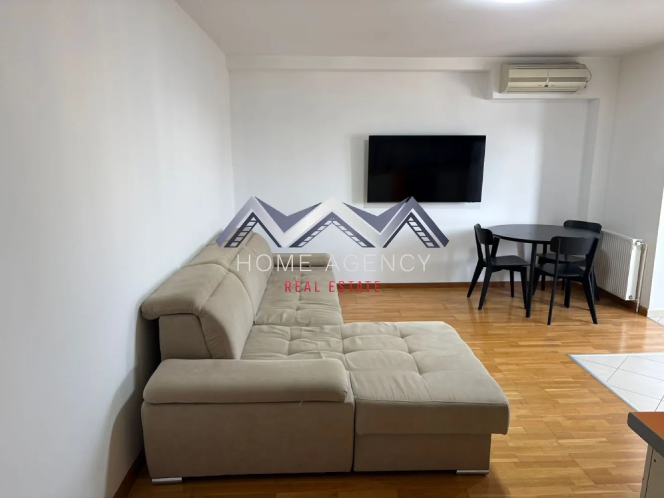 Apartament 3 camere lângă metrou - Str. Ileana Cosânzeana, parc Sebastian - Vă propunem, spre vânzare, un apartament cu 3 camere, foarte luminos și primitor, situat în cartierul Sebastian, pe Str. Ileana Cosânzeana, o zonă foarte apreciată pentru accesul rapid spre mijloace de transport și pentru liniștea străzilor adiacente. În apropiere se află parcul Sebastian, magazine, supermarketuri, școli și grădinițe. Transportul public este accesibil, inclusiv stația de metrou Parc Sebastian (5-7 minute de mers pe jos), autobuze și tramvaie, facilitând legătura rapidă cu centrul orașului și alte zone importante. Locuința este situată la etajul 8 din 8 al unui bloc solid, întreținut corespunzător, fără risc seismic. Etajul superior oferă lumină naturală pe întreaga zi și vedere deschisă către zonele verzi din jur. Apartamentul a fost transformat din 2 camere în 3, ceea ce a permis optimizarea spațiului și crearea unui mediu funcțional și aerisit. Living-ul și bucătăria au fost unite într-un spațiu open space, cu acces spre balconul închis, care poate fi utilizat pentru relaxare sau depozitare suplimentară. Cele două dormitoare sunt de dimensiuni confortabile, luminoase și bine compartimentate, oferind intimitate și posibilitatea de organizare a mobilierului într-un mod eficient. Baia este complet utilată, cu finisaje moderne, iar holul și debara adaugă funcționalitate și spațiu de depozitare suplimentar. Finisajele sunt moderne și neutre, ceea ce permit adaptarea ușoară a locuinței la preferințele fiecărui viitor proprietar. Balconul închis și poziția etajului superior oferă un plus de confort, siguranță și intimitate. Această locuință este ideală pentru familii care doresc un apartament spațios, funcțional și bine poziționat, dar și pentru investitori care urmăresc un apartament cu potențial de închiriere rapidă datorită compartimentării moderne și a poziției în cartierul Sebastian. Combinația între spațiu util, compartimentare optimizată, open space funcțional și locație avantajoasă face ca apartamentul să fie o alegere practică și inteligentă pentru oricine caută confort și accesibilitate în București. Programează acum o vizionare! }}