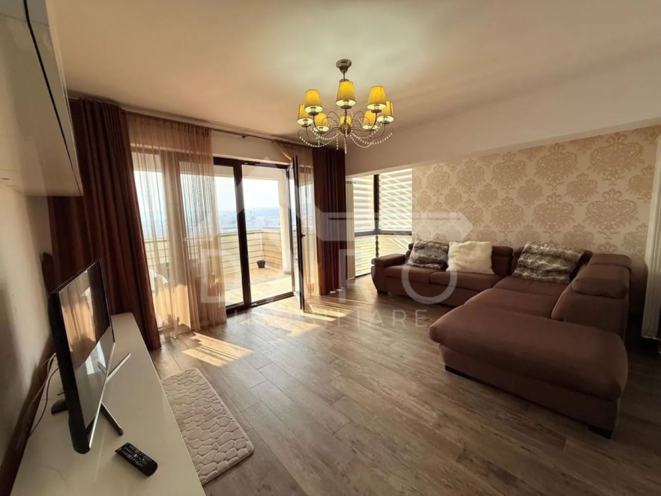 🏡 Apartament de lux de închiriat – Acta Residence | 600 €/lună | Parc - 🏡 Apartament de lux de închiriat – Acta Residence | 600 €/lună | Parcare + Boxă incluse Se oferă spre închiriere un apartament modern cu 2 camere, situat în complexul Acta Residence, pe strada Livezeni, la etajul 5, cu o priveliște superbă către Shopping City Mall. 📅 Disponibil pentru închiriere pe termen lung 💶 Preț: 600 €/lună 🚗 Loc de parcare + boxă de depozitare incluse în pret Compartimentare: ✔ Living open space cu bucătărie modernă și insulă ✔ Dormitor luminos ✔ Baie cu duș ✔ Hol ✔ Terasă generoasă de 12 mp, cu acces din living Dotări: ✔ Complet mobilat și utilat ✔ Mașină de spălat rufe ✔ Frigider ✔ Cuptor electric + plită electrică ✔ Cuptor cu microunde ✔ Centrală termică proprie ✔ Geamuri termopan Avantaje locație: 📍 Complex rezidențial nou și modern 📍 La câteva minute de Shopping City 📍 Aproape de Kaufland, Lidl 📍 În apropiere de parcuri și zone verzi 📍 Sală de fitness în zonă 📍 Acces rapid la mijloace de transport și alte facilități 💎 Apartament premium, ideal pentru persoane serioase care își doresc confort, liniște și un stil de viață modern. 🤝 Proprietate promovată prin DARO Imobiliare 💳 Te gândești să îți cumperi propria locuință în viitor? Prin Kiwi Finance beneficiezi de: ✔ analiză GRATUITĂ a eligibilității ✔ oferte de la peste 12 bănci ✔ negocierea dobânzii în favoarea ta ✔ suport complet până la semnare 📞 Detalii și vizionări: Coman Maria – DARO Imobiliare & Kiwi Finance 📱 0749 535 729 🔑 DARO Imobiliare – găsim locuința potrivită. 💳 Kiwi Finance – obținem creditul pentru a o cumpăra. }}