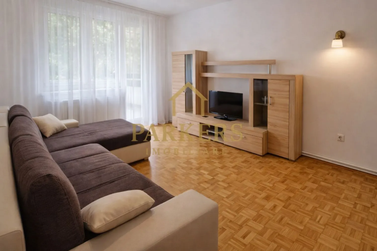 Apatament de inchiriat 3 camere 60mp utili in zona Grigorescu, Cluj - Parkers Imobiliare vă oferă spre închiriere un apartament cu 3 camere decomandate, având o suprafață utilă de 60 mp, situat în cartierul Grigorescu, Cluj-Napoca. Imobilul este amplasat la etajul 2 din 4, într-un bloc liniștit și bine întreținut, oferind confort și intimitate viitorilor chiriași. Apartamentul este eficient compartimentat și dispune de living luminos, două dormitoare spațioase, bucătărie separată, baie și hol generos. Beneficiază de lumină naturală pe tot parcursul zilei, creând un ambient plăcut și primitor. Zona Grigorescu este una dintre cele mai apreciate din Cluj-Napoca, datorită accesului facil către centru, proximității față de mijloacele de transport, magazine, școli și spații verzi, oferind un cadru ideal pentru locuit. Pentru mai multe informații sau programarea unei vizionări, vă stăm cu drag la dispoziție.