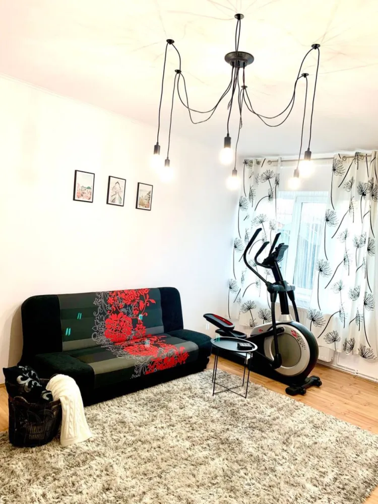 BRASADAS vinde ap 2 cam. ultracentral 2 camere. - Agenția imobiliara BRASADAS vinde apartament cu 2 camere, ultracentral, cu suprafata utila de 65 mp, et.2/2, finisat, mobilat, utilat (tv si bicileta nu sunt incluse in pret). Imobilul se afla in imediata vecinatate a sediului nou al Prefecturii. Costuri de intretinere foarte mici, fatada imobilului a fost renovata astfel ca nu exista supraimpozitare. www.brasadas.com. }}