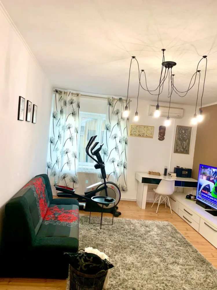 BRASADAS vinde ap 2 cam. ultracentral 2 camere. - Agenția imobiliara BRASADAS vinde apartament cu 2 camere, ultracentral, cu suprafata utila de 65 mp, et.2/2, finisat, mobilat, utilat (tv si bicileta nu sunt incluse in pret). Imobilul se afla in imediata vecinatate a sediului nou al Prefecturii. Costuri de intretinere foarte mici, fatada imobilului a fost renovata astfel ca nu exista supraimpozitare. www.brasadas.com. }}
