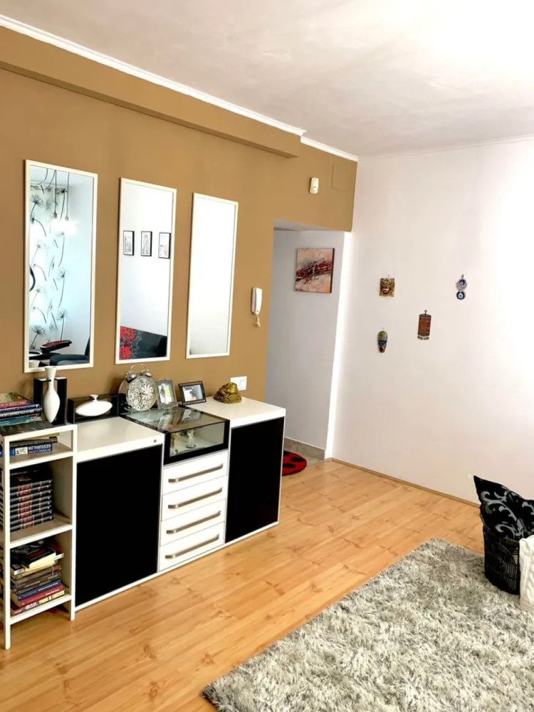 BRASADAS vinde ap 2 cam. ultracentral 2 camere. - Agenția imobiliara BRASADAS vinde apartament cu 2 camere, ultracentral, cu suprafata utila de 65 mp, et.2/2, finisat, mobilat, utilat (tv si bicileta nu sunt incluse in pret). Imobilul se afla in imediata vecinatate a sediului nou al Prefecturii. Costuri de intretinere foarte mici, fatada imobilului a fost renovata astfel ca nu exista supraimpozitare. www.brasadas.com. }}