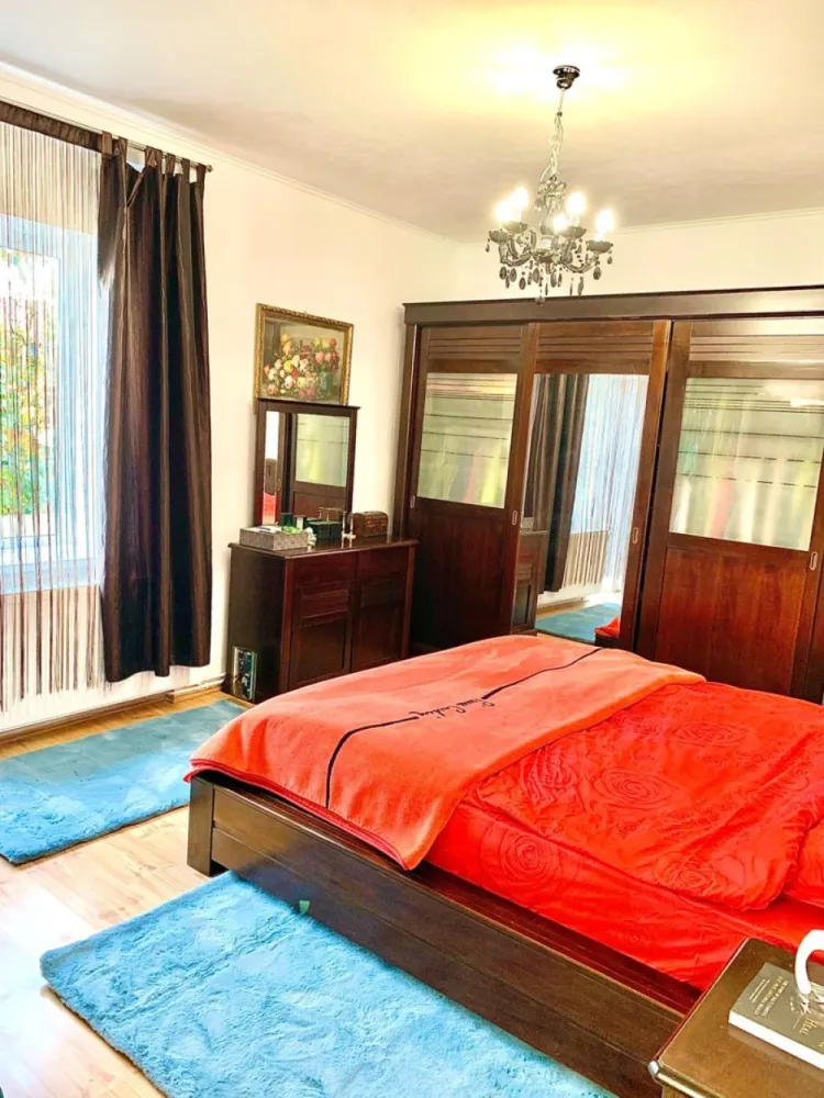 BRASADAS vinde ap 2 cam. ultracentral 2 camere. - Agenția imobiliara BRASADAS vinde apartament cu 2 camere, ultracentral, cu suprafata utila de 65 mp, et.2/2, finisat, mobilat, utilat (tv si bicileta nu sunt incluse in pret). Imobilul se afla in imediata vecinatate a sediului nou al Prefecturii. Costuri de intretinere foarte mici, fatada imobilului a fost renovata astfel ca nu exista supraimpozitare. www.brasadas.com. }}